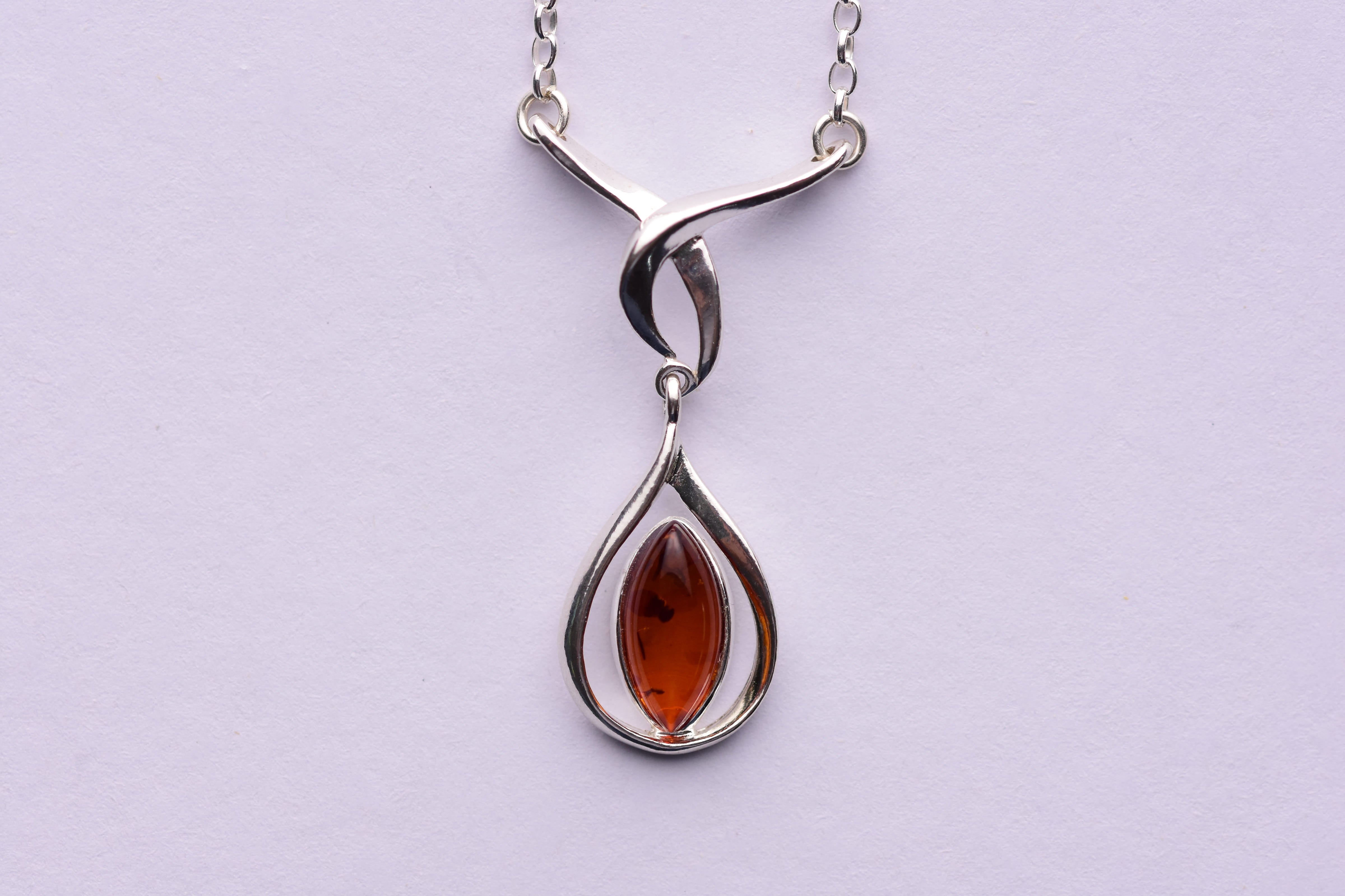 Lengyel borostyán colié ezüst foglalatban