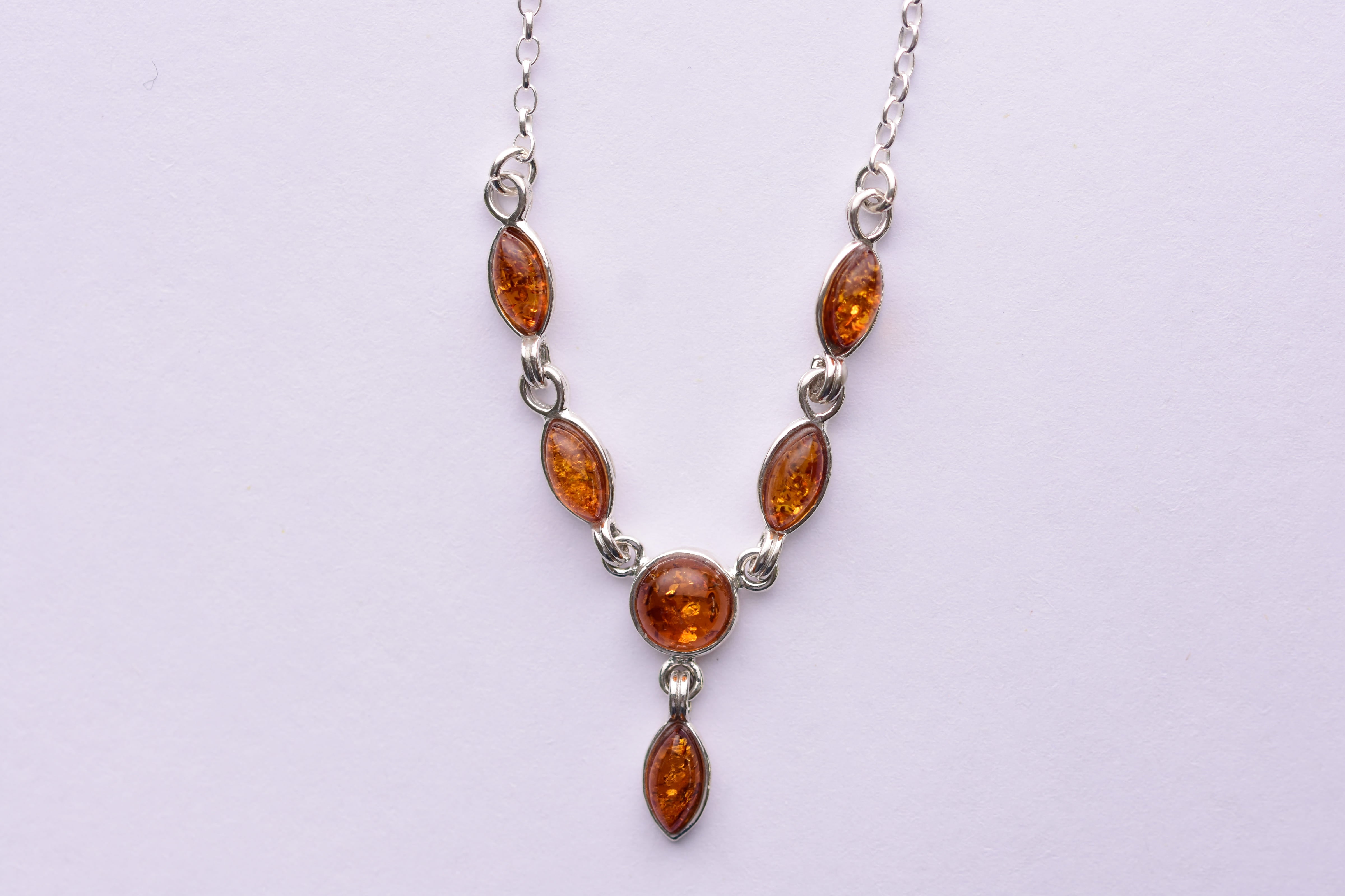 Lengyel borostyán colié ezüst foglalatban