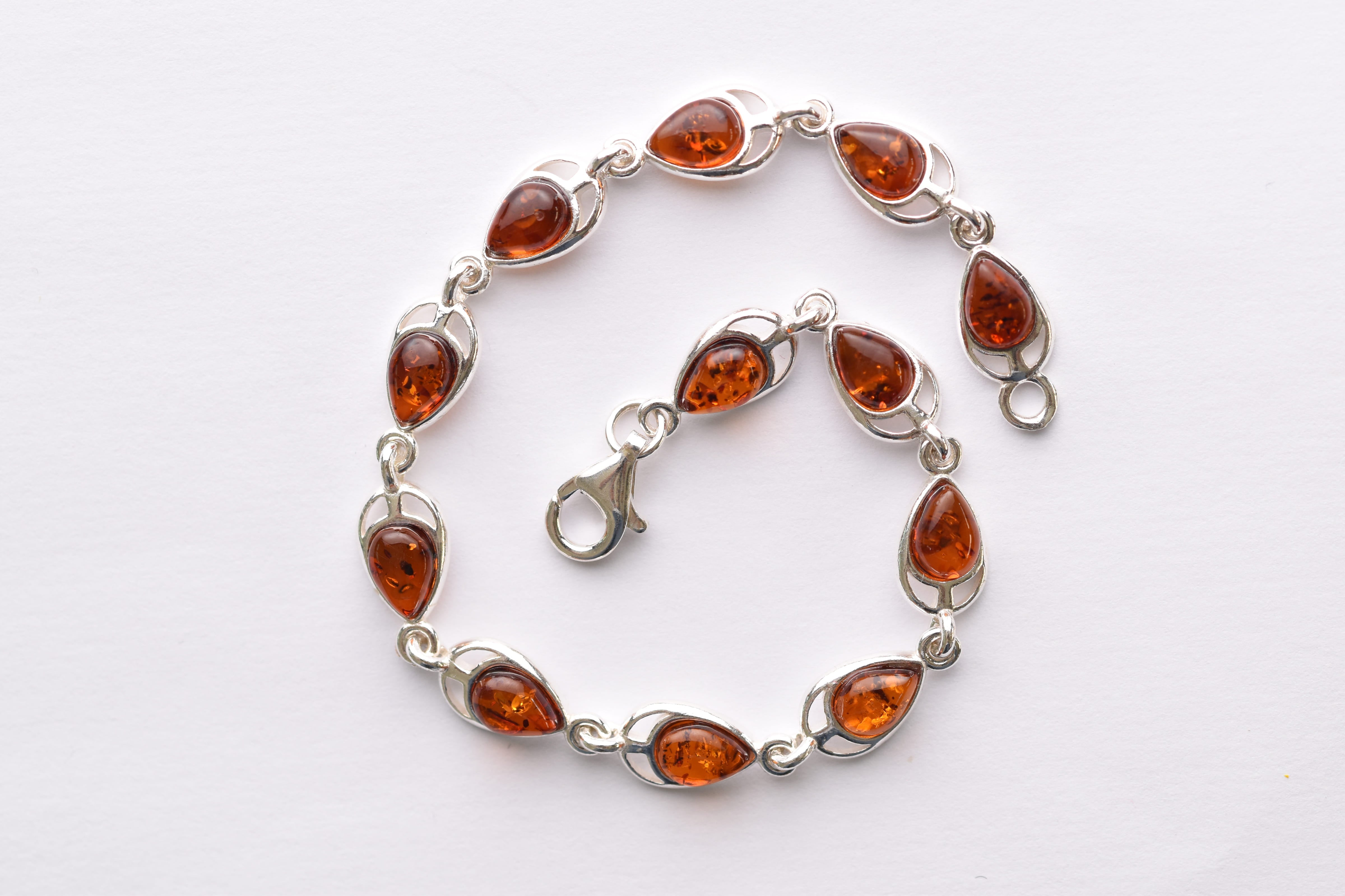 Lengyel borostyán karkötő ezüst foglalatban