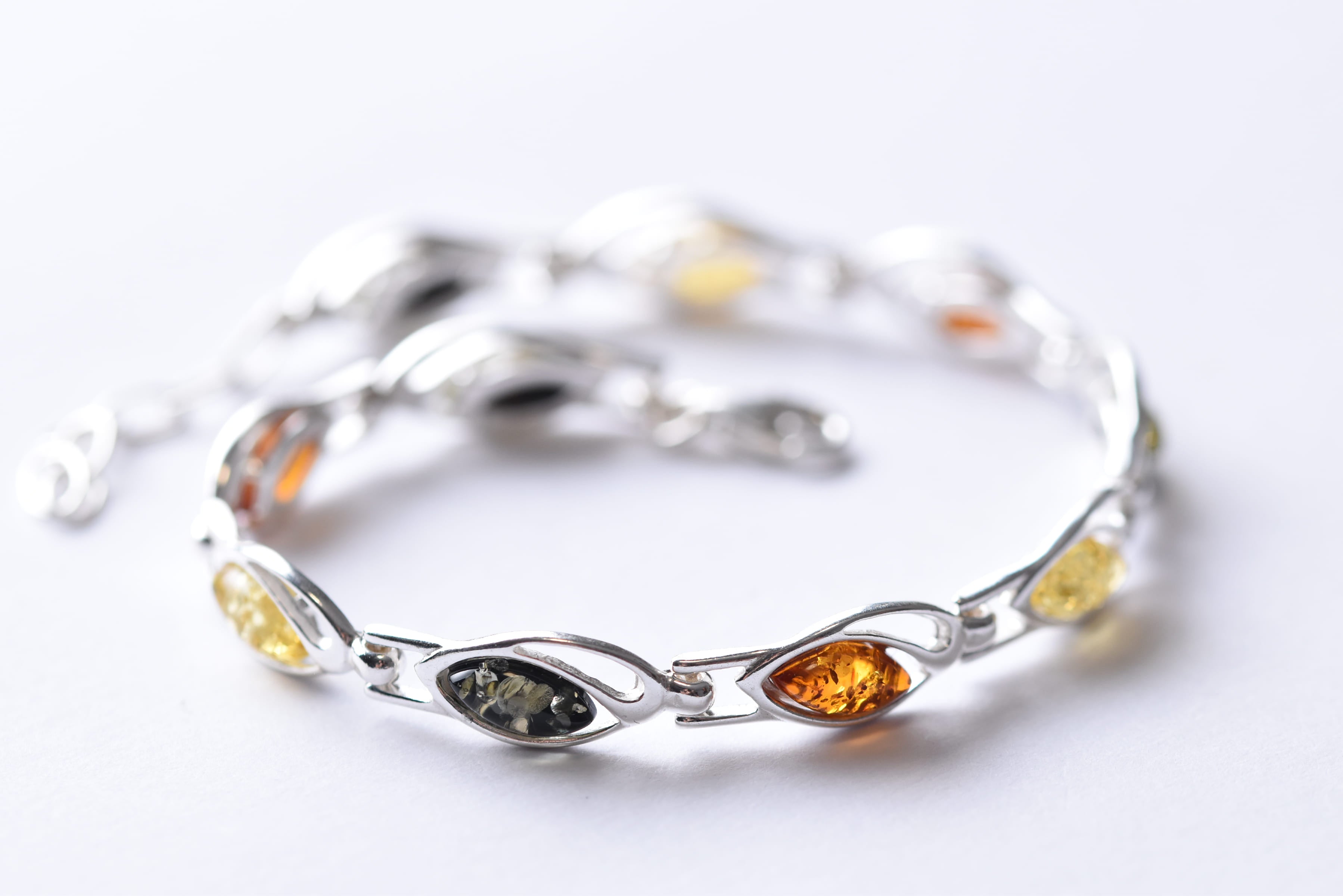 Lengyel borostyán karkötő ezüst foglalatban