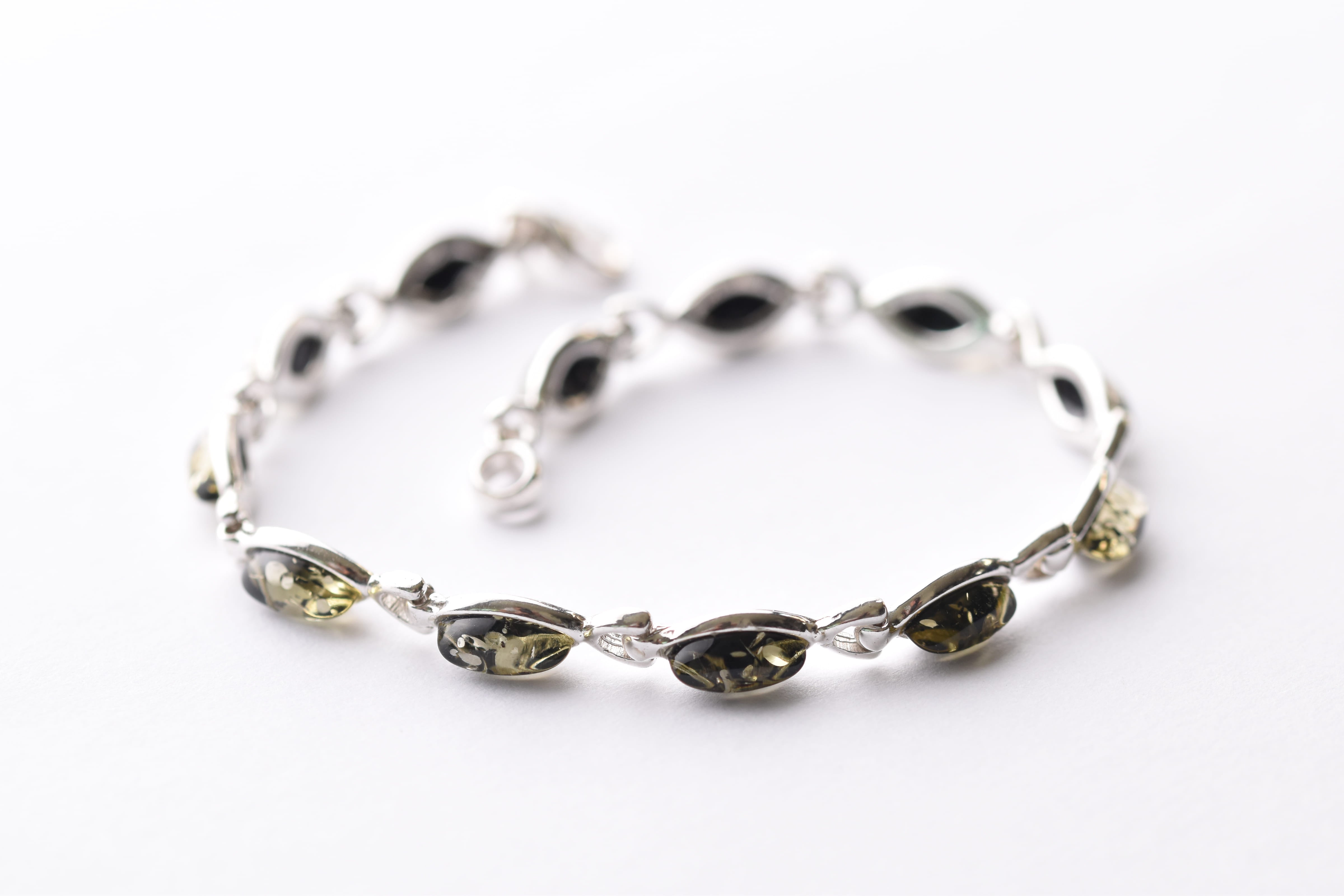 Lengyel borostyán karkötő ezüst foglalatban