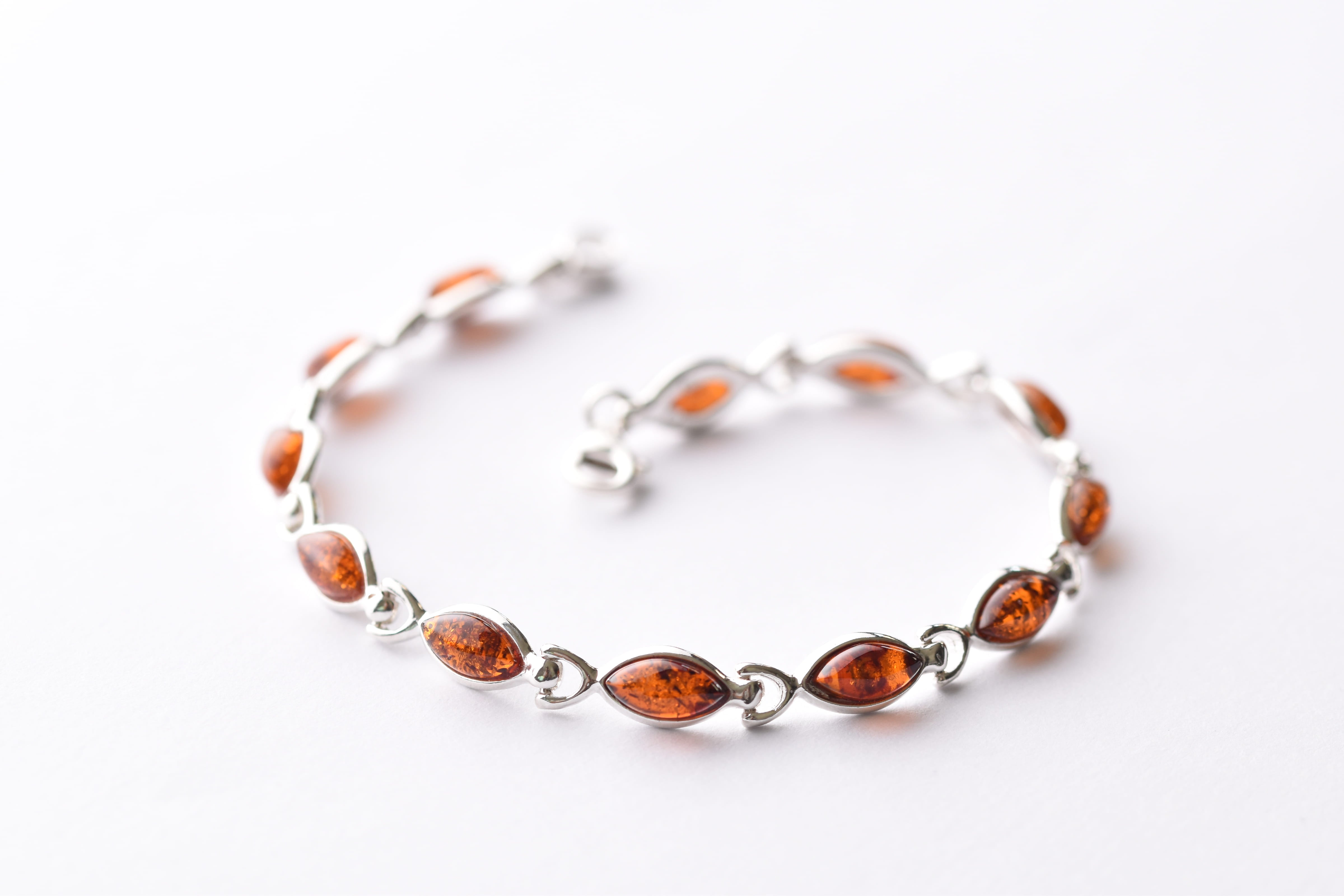 Lengyel borostyán karkötő ezüst foglalatban