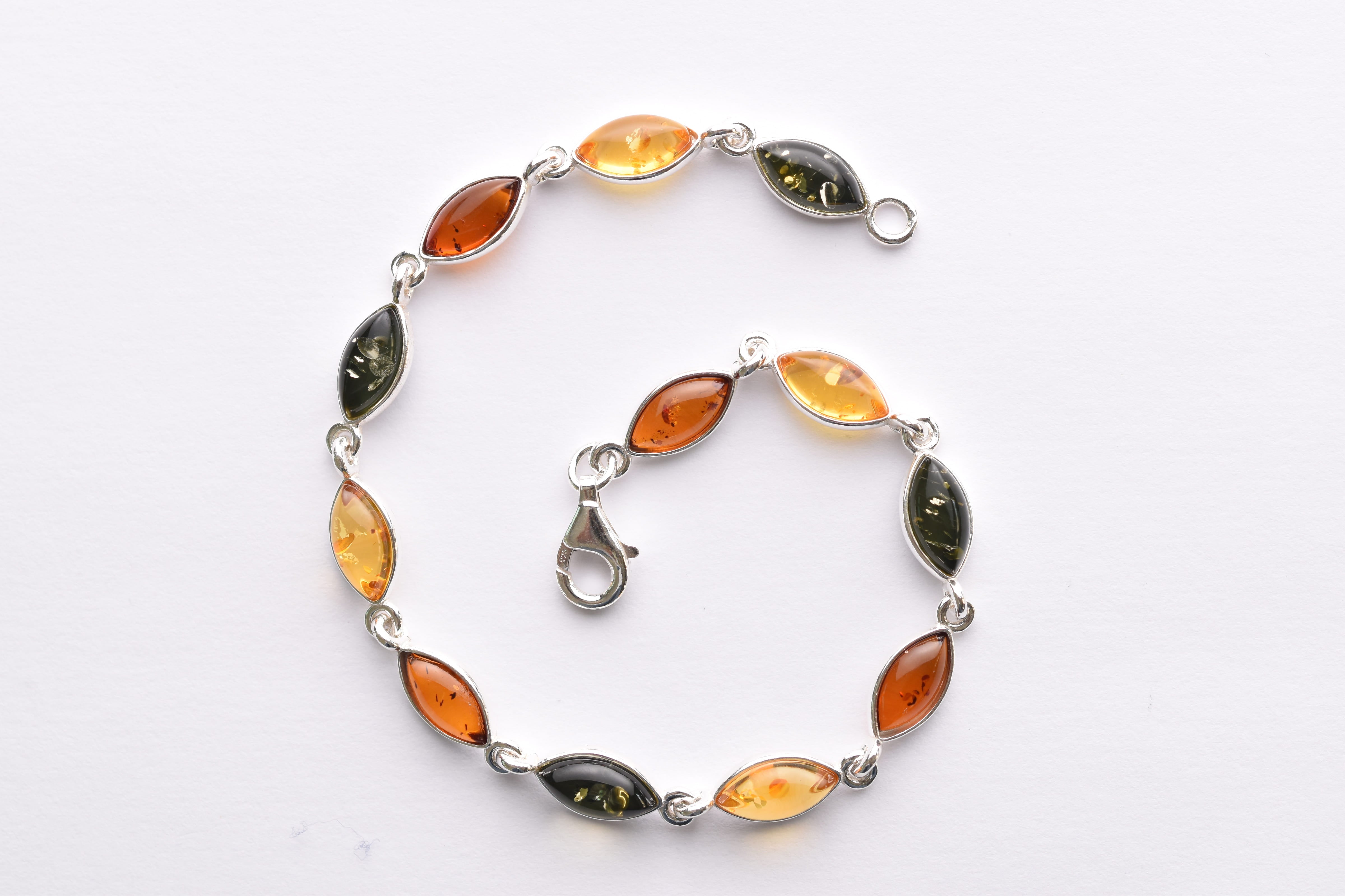 Lengyel borostyán karkötő ezüst foglalatban