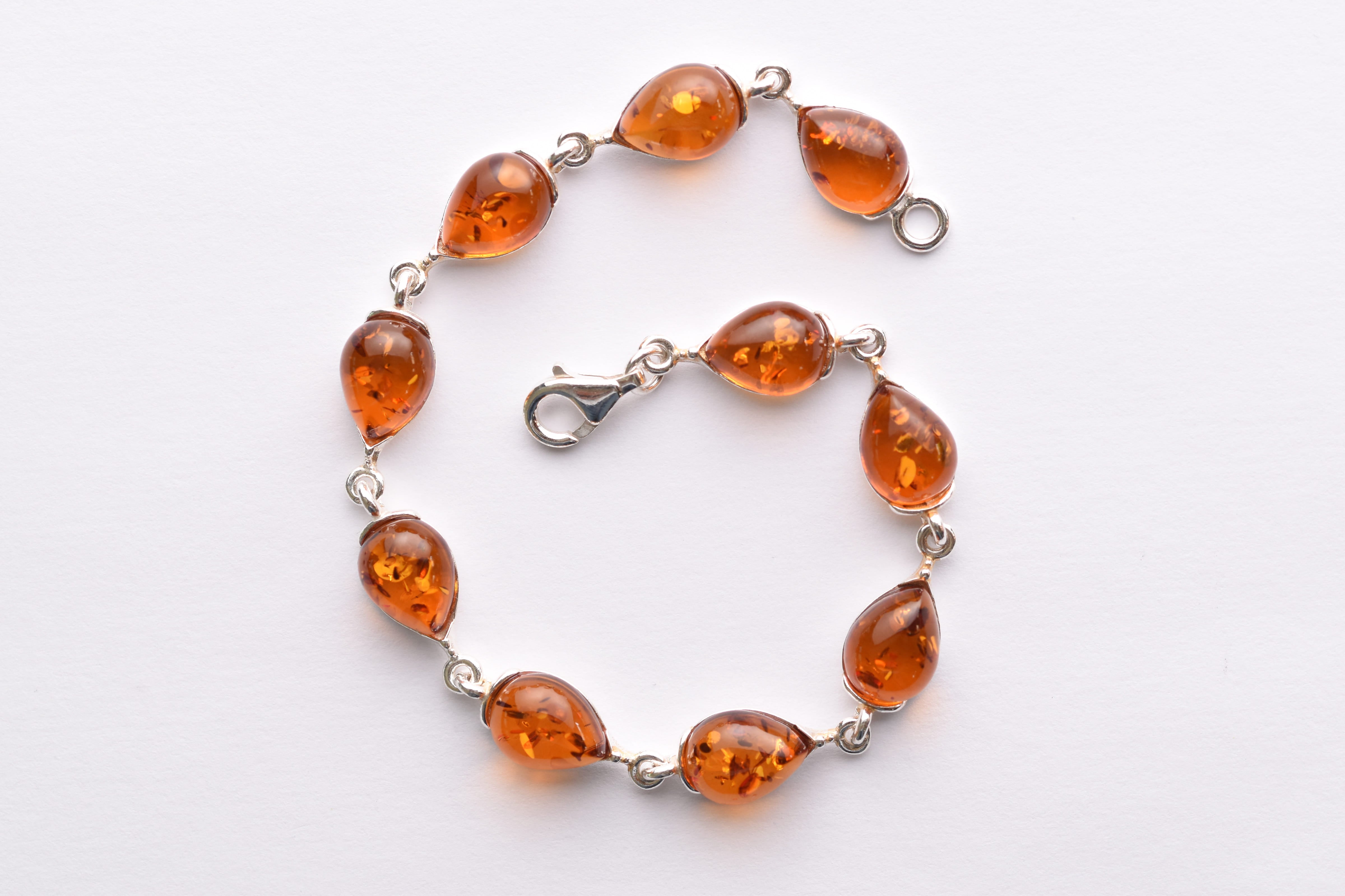 Lengyel borostyán karkötő ezüst foglalatban