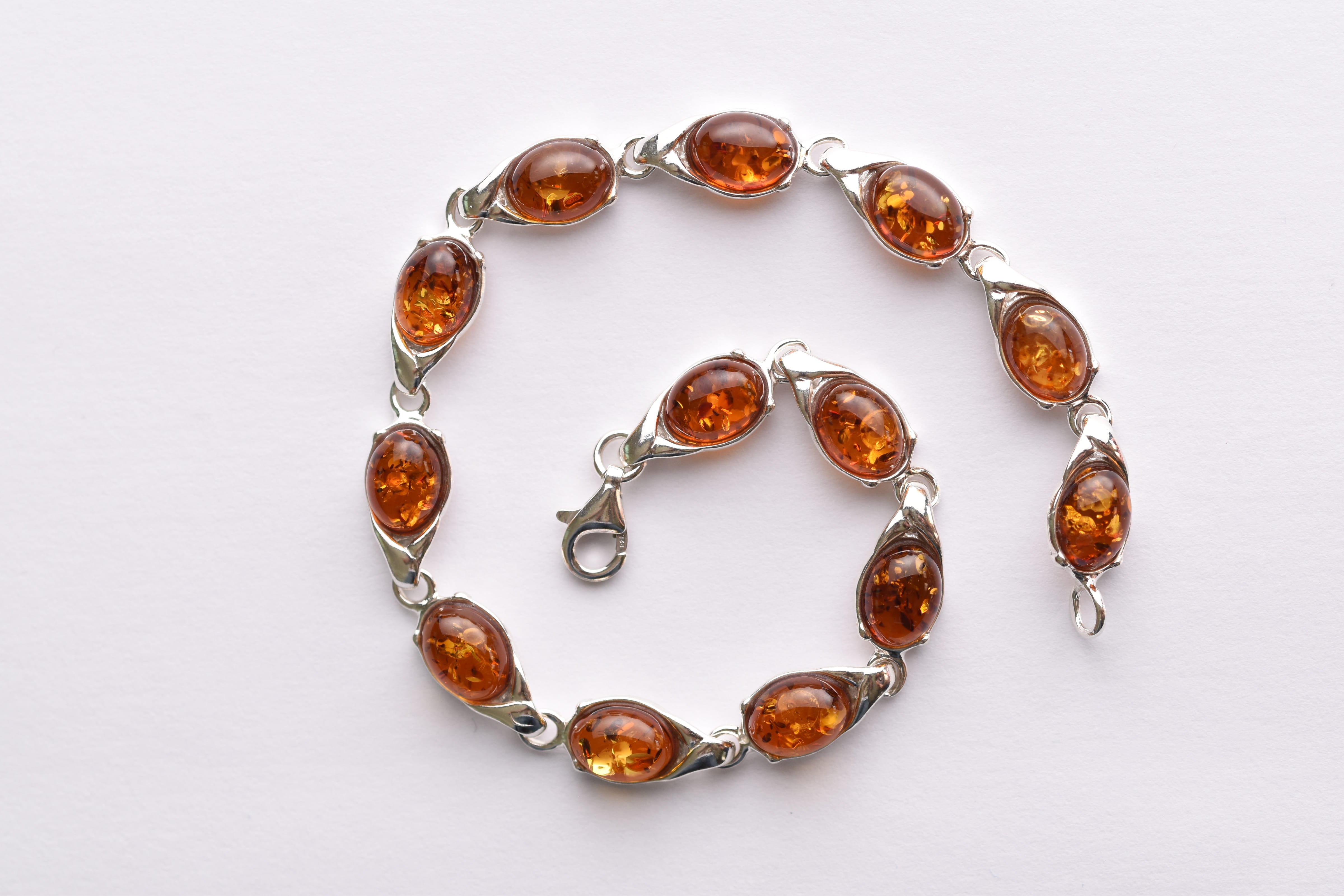 Lengyel borostyán karkötő ezüst foglalatban