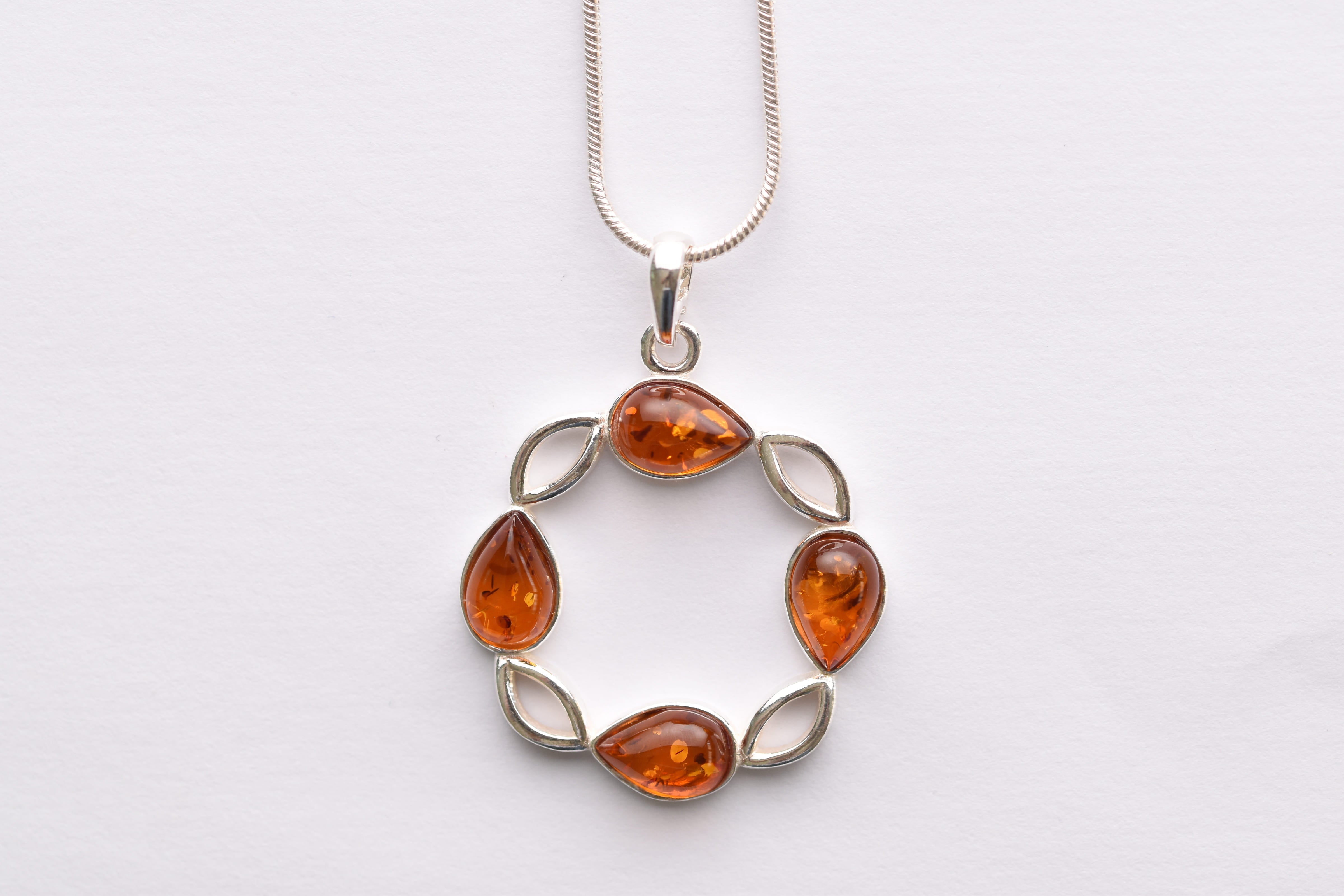 Lengyel borostyán medál ezüst foglalatban