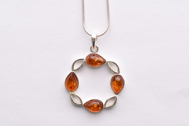 Lengyel borostyán medál ezüst foglalatban