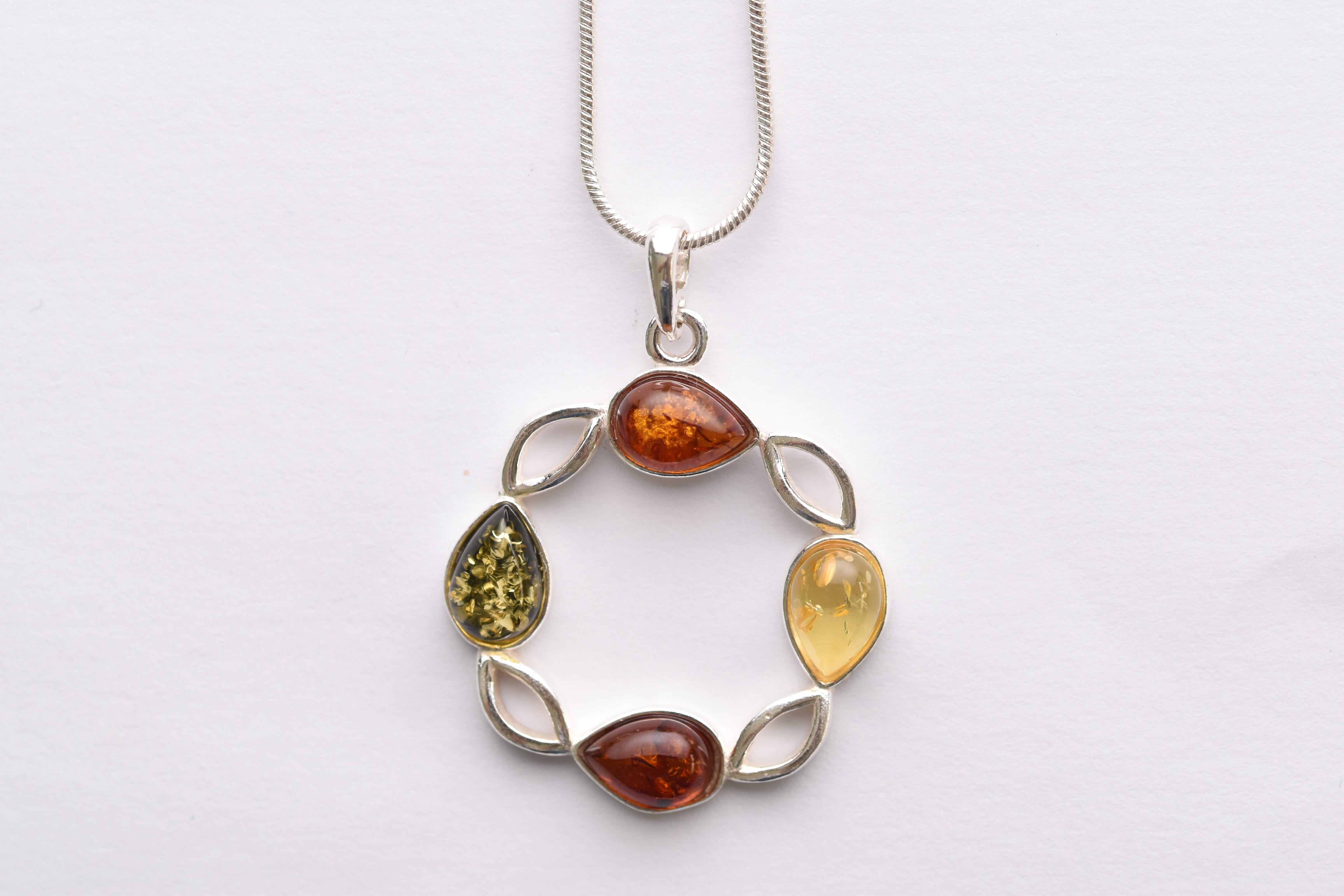 Lengyel borostyán medál ezüst foglalatban