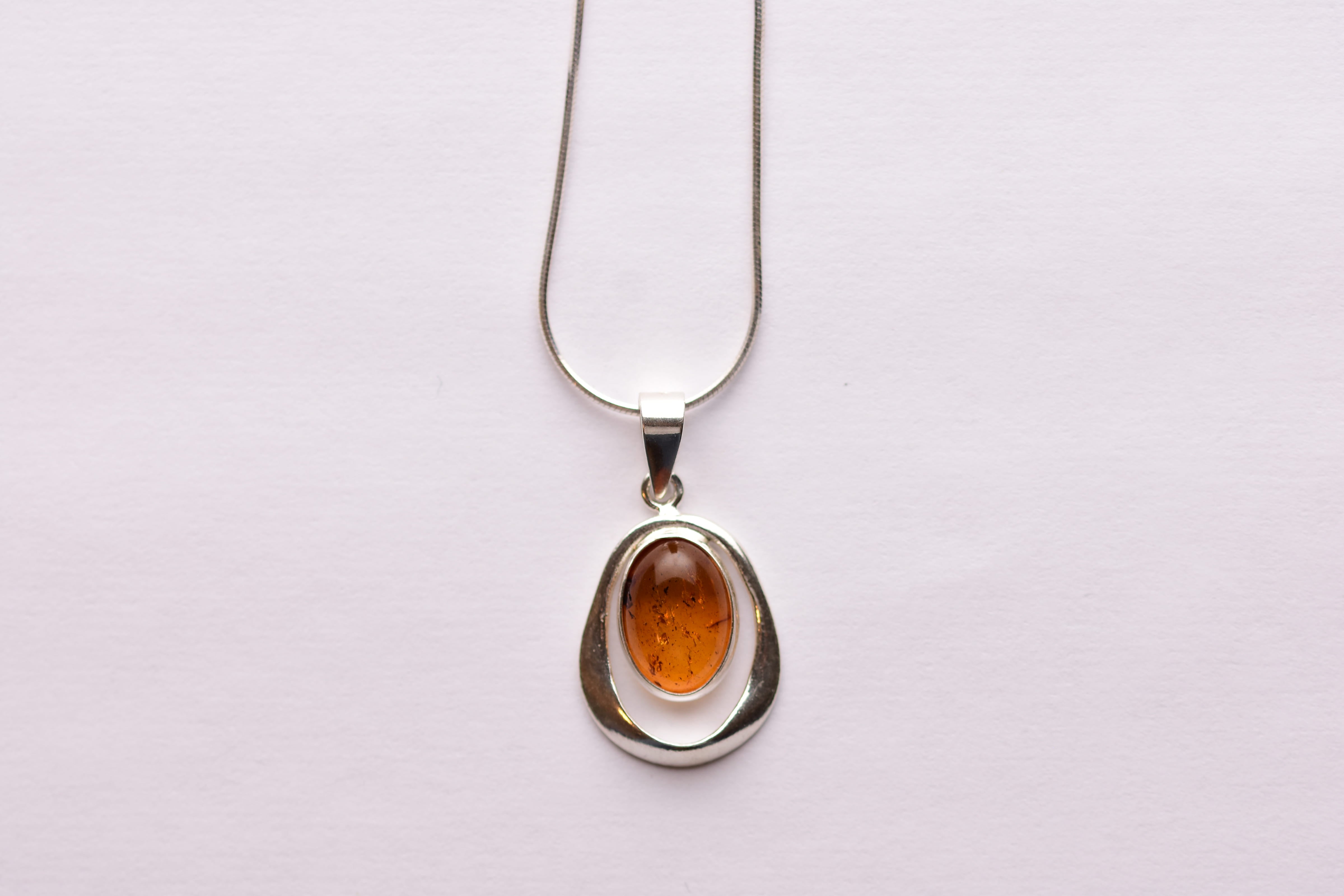 Lengyel borostyánkő medál ezüst foglalatban
