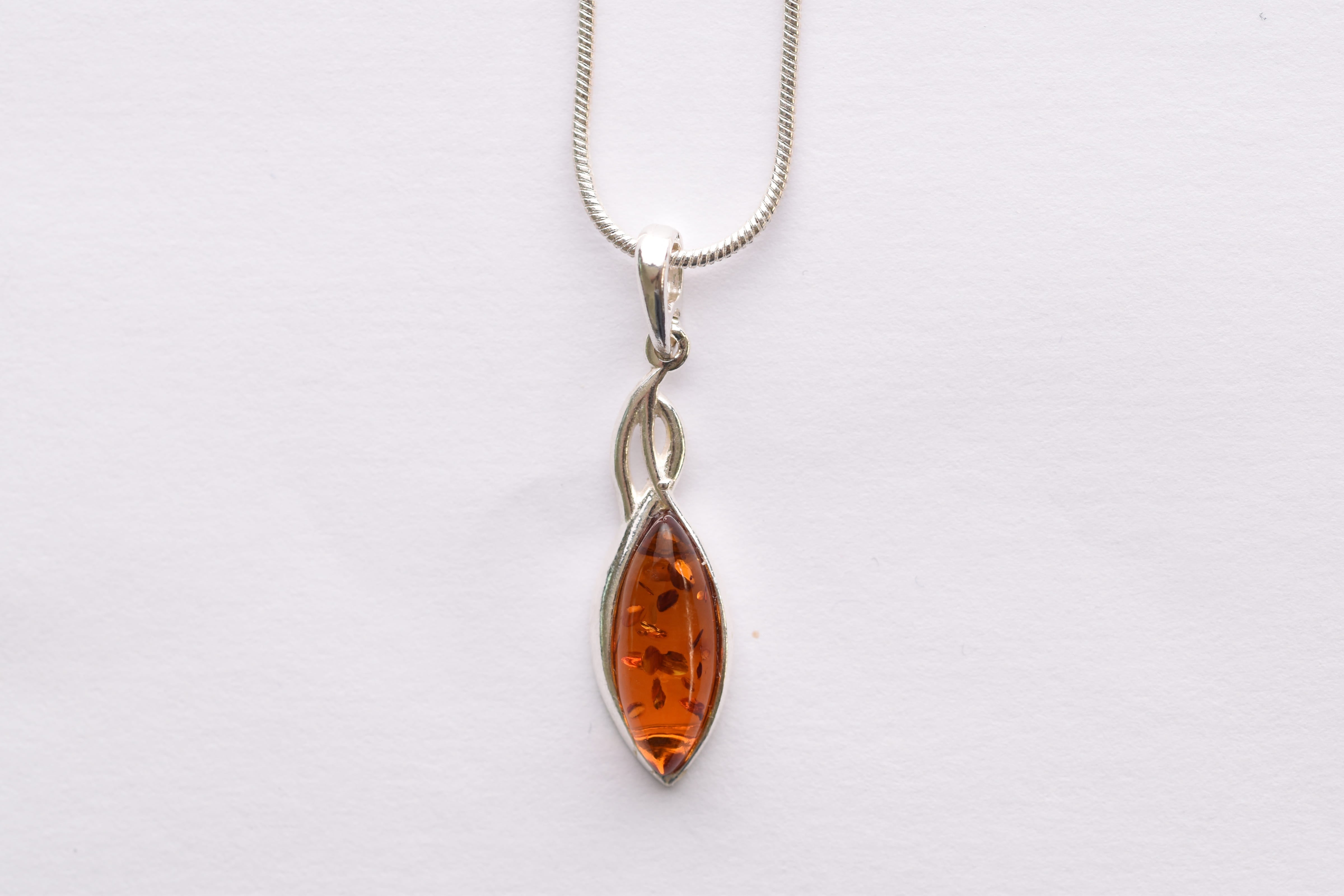 Lengyel borostyán medál ezüst foglalatban