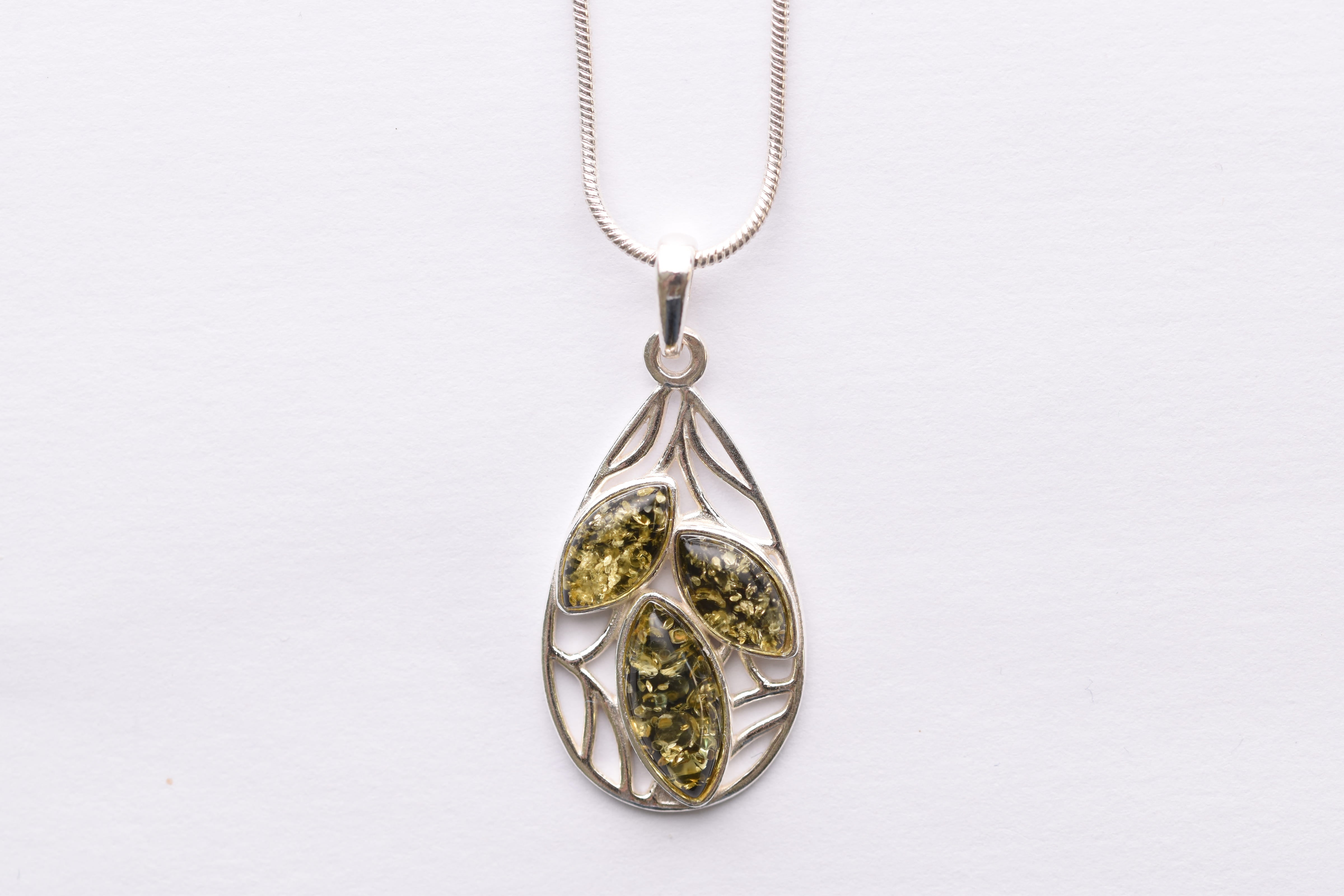 Lengyel borostyán medál ezüst foglalatban