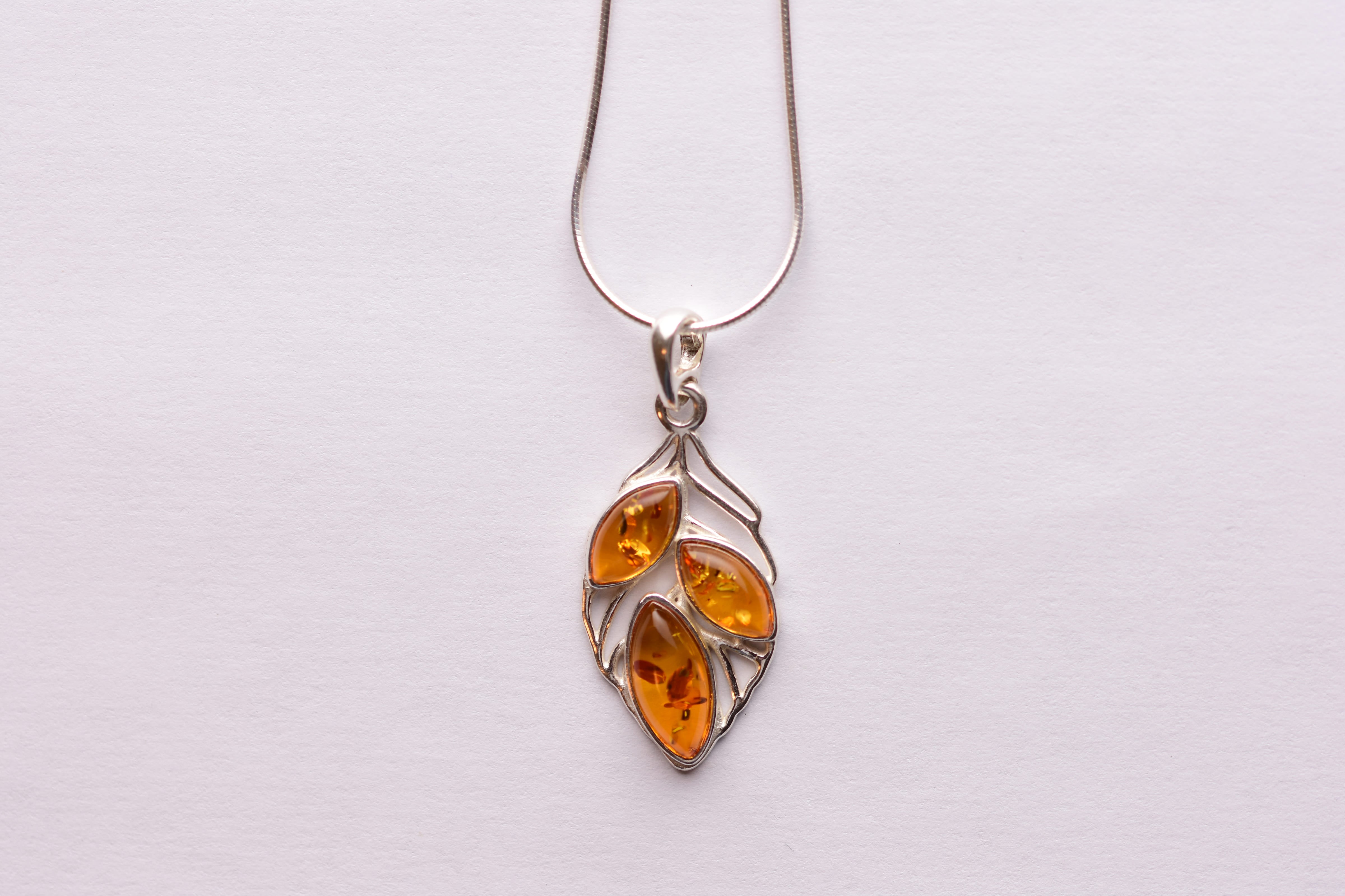 Lengyel borostyánkő medál ezüst foglalatban