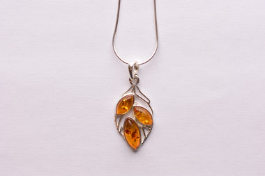 Lengyel borostyánkő medál ezüst foglalatban