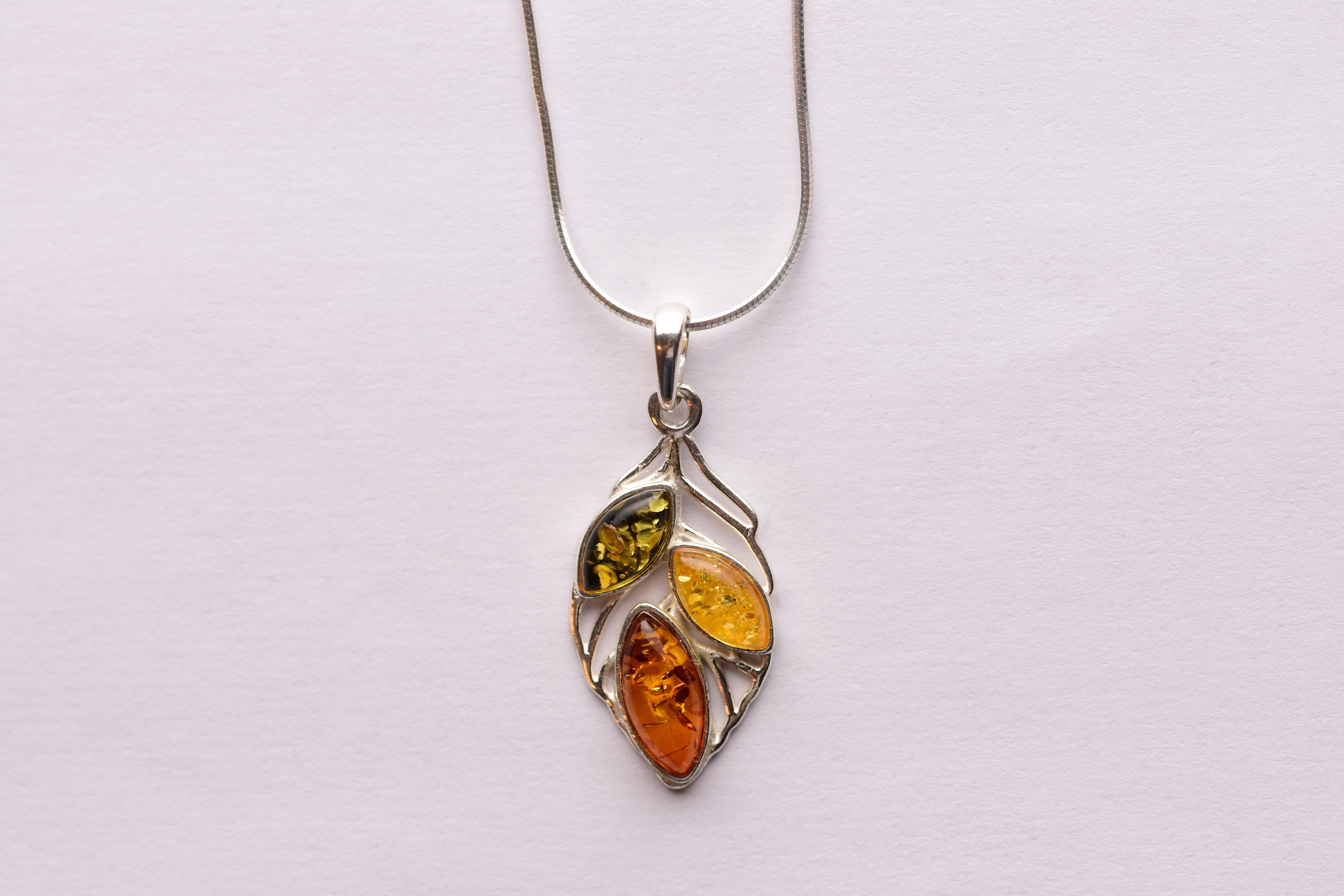 Lengyel borostyánkő medál ezüst foglalatban