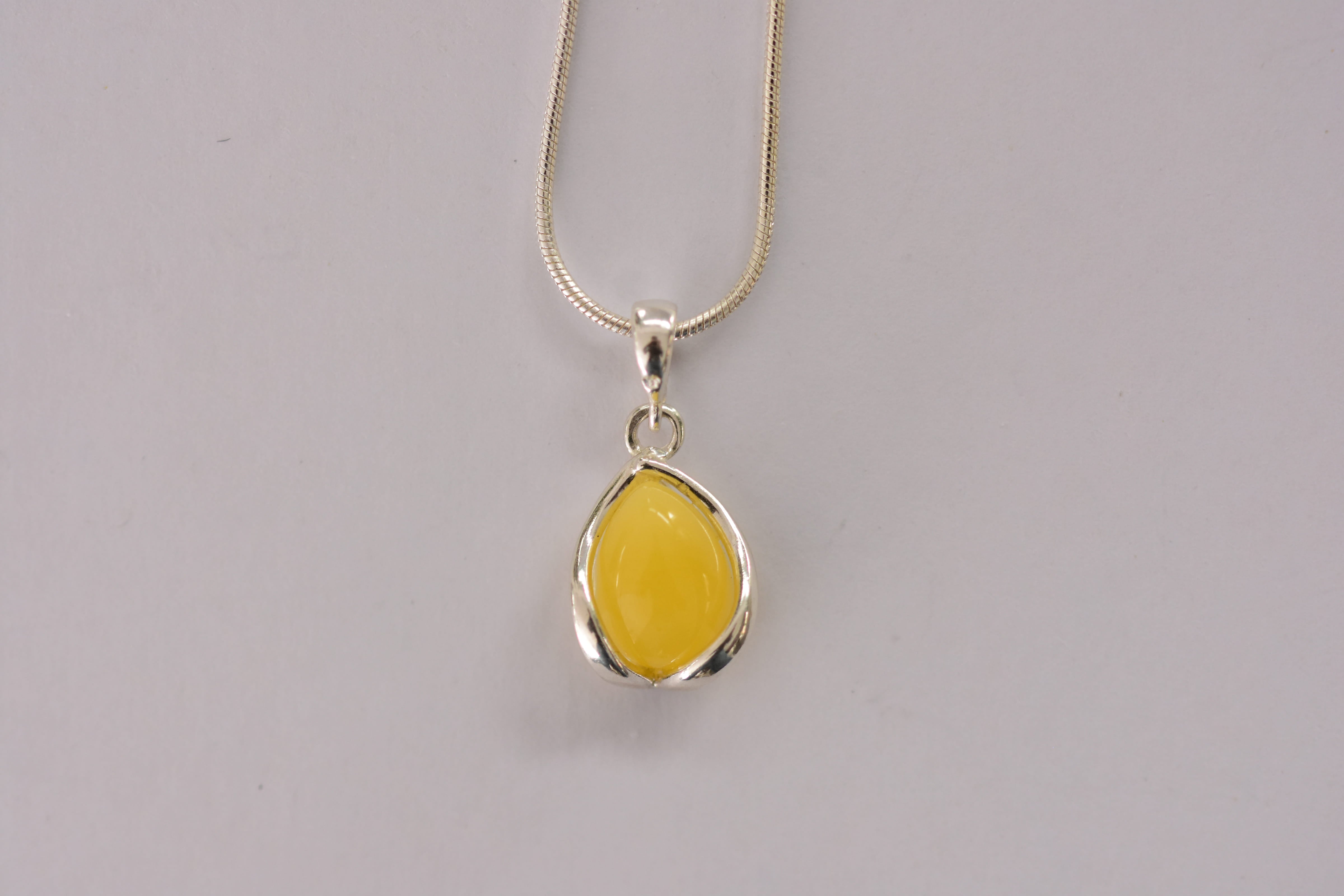 Lengyel borostyánkő medál ezüst foglalatban