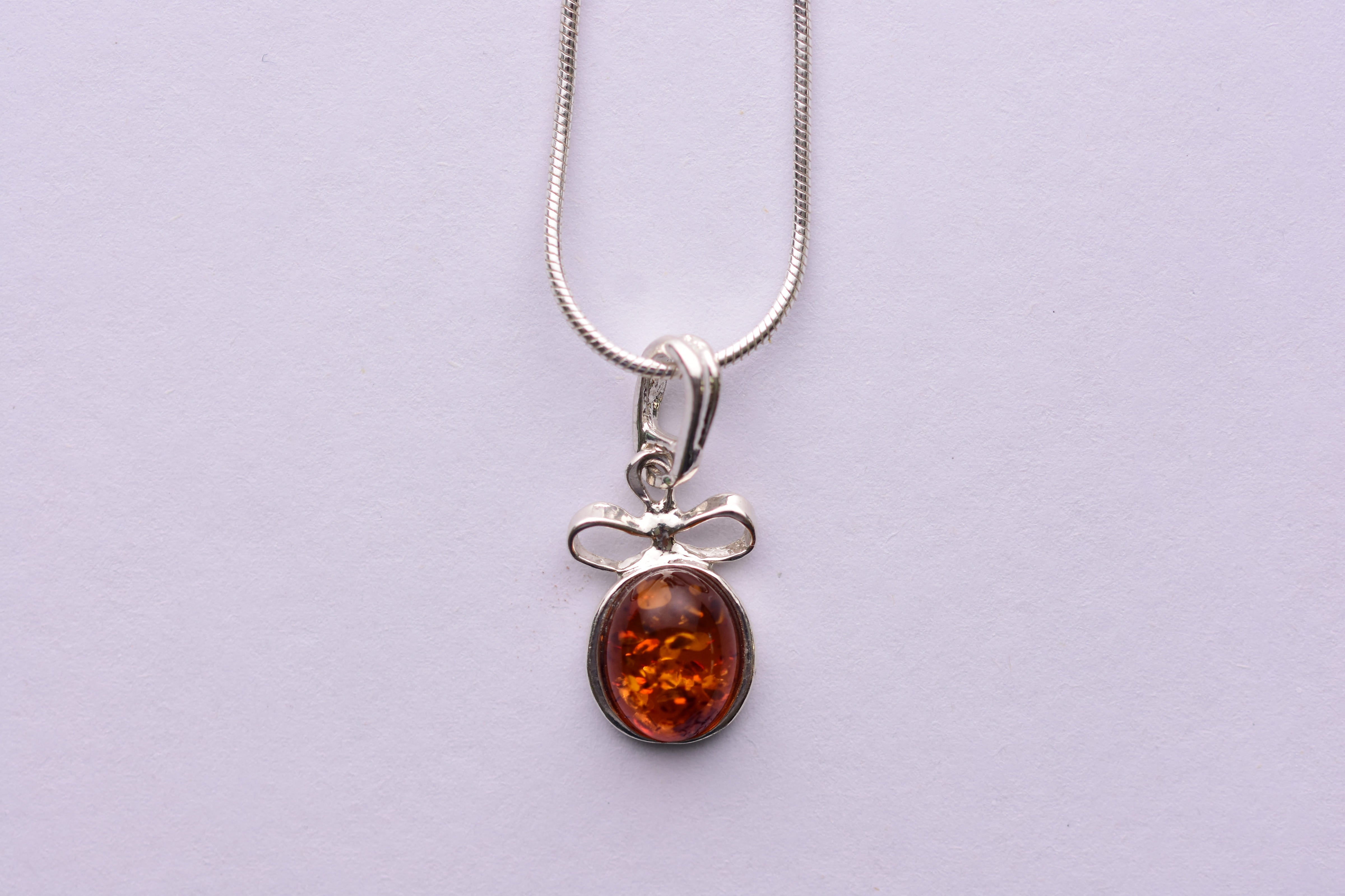 Lengyel borostyán medál ezüst foglalatban