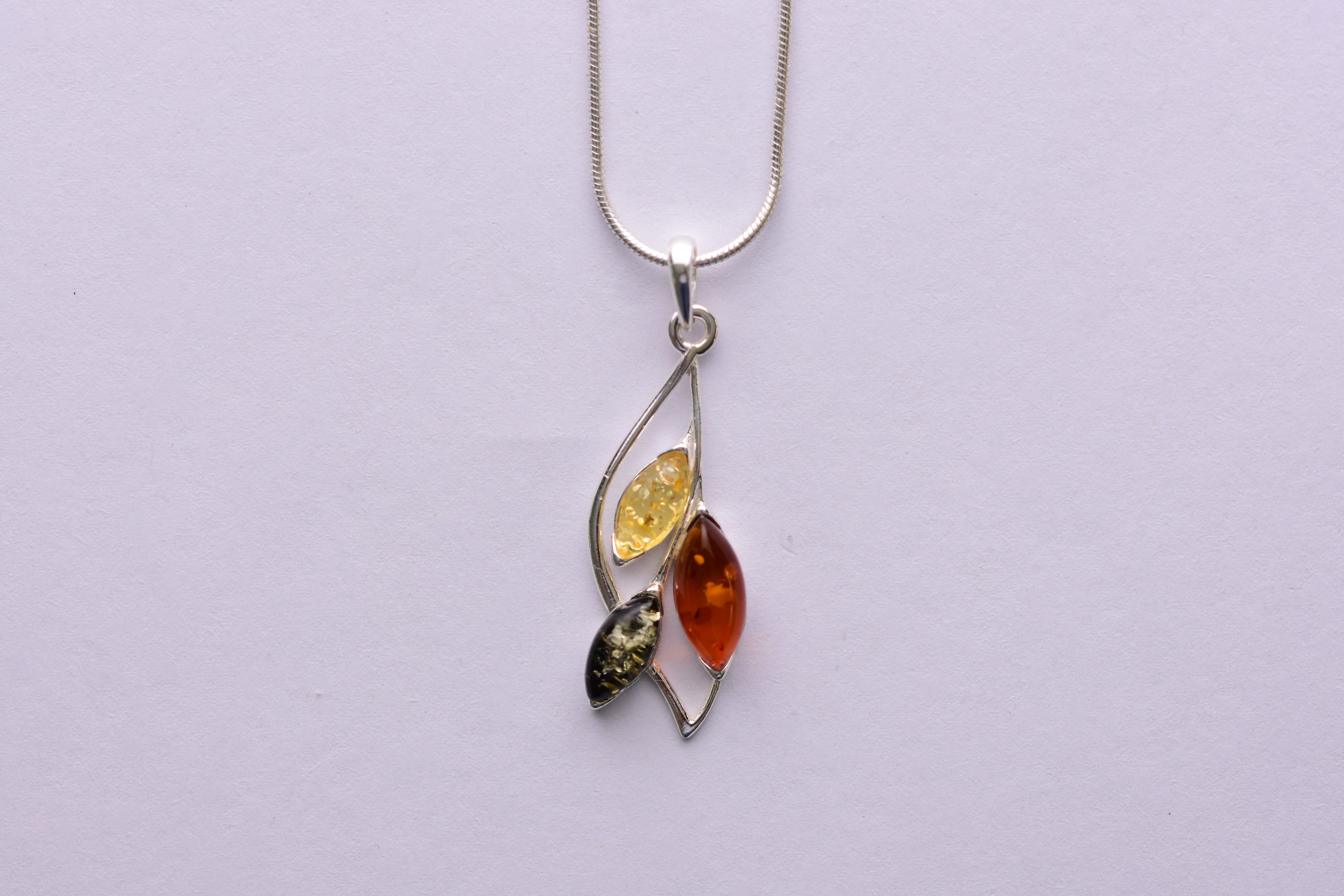 Lengyel borostyán medál ezüst foglalatban