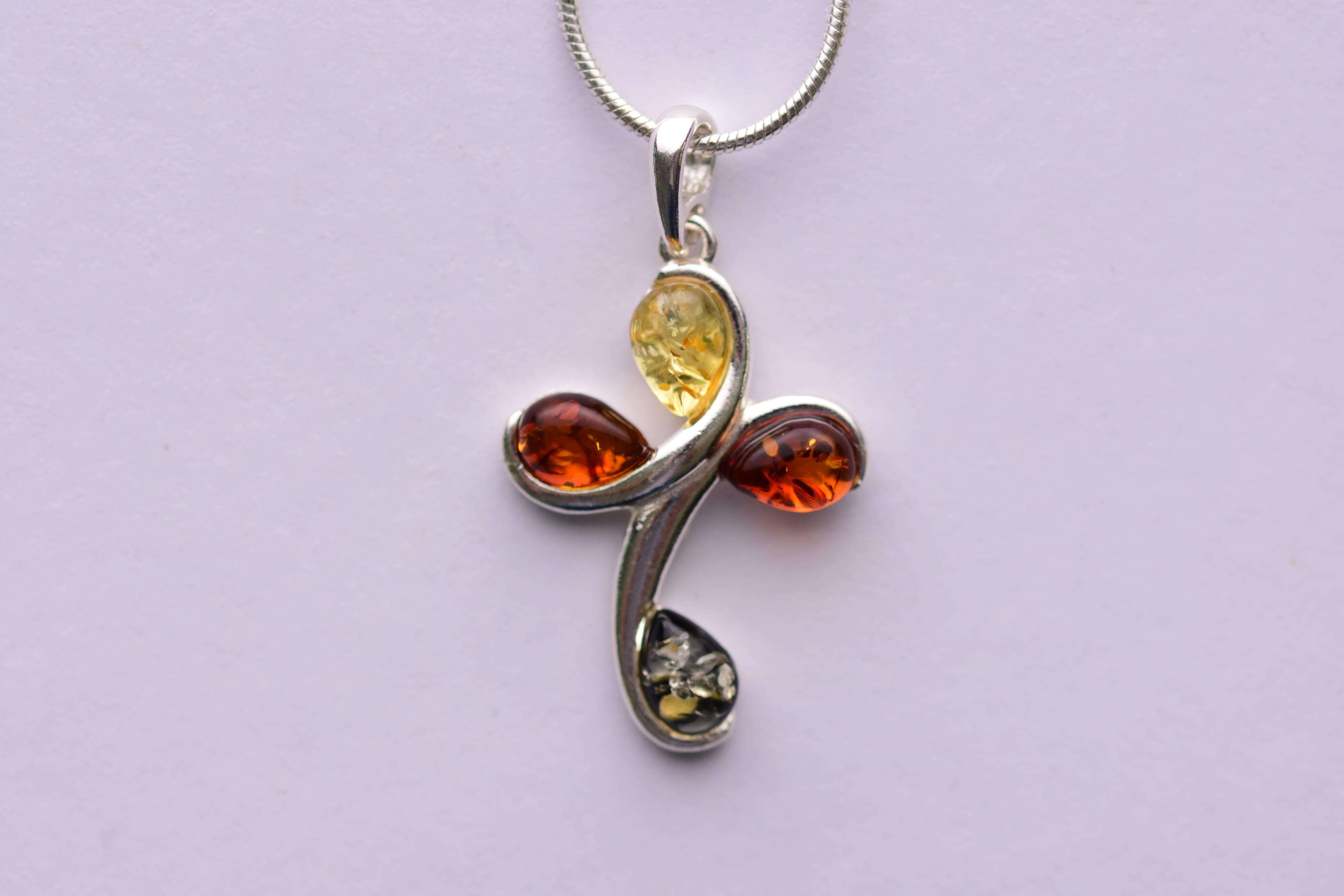 Lengyel borostyán medál ezüst foglalatban