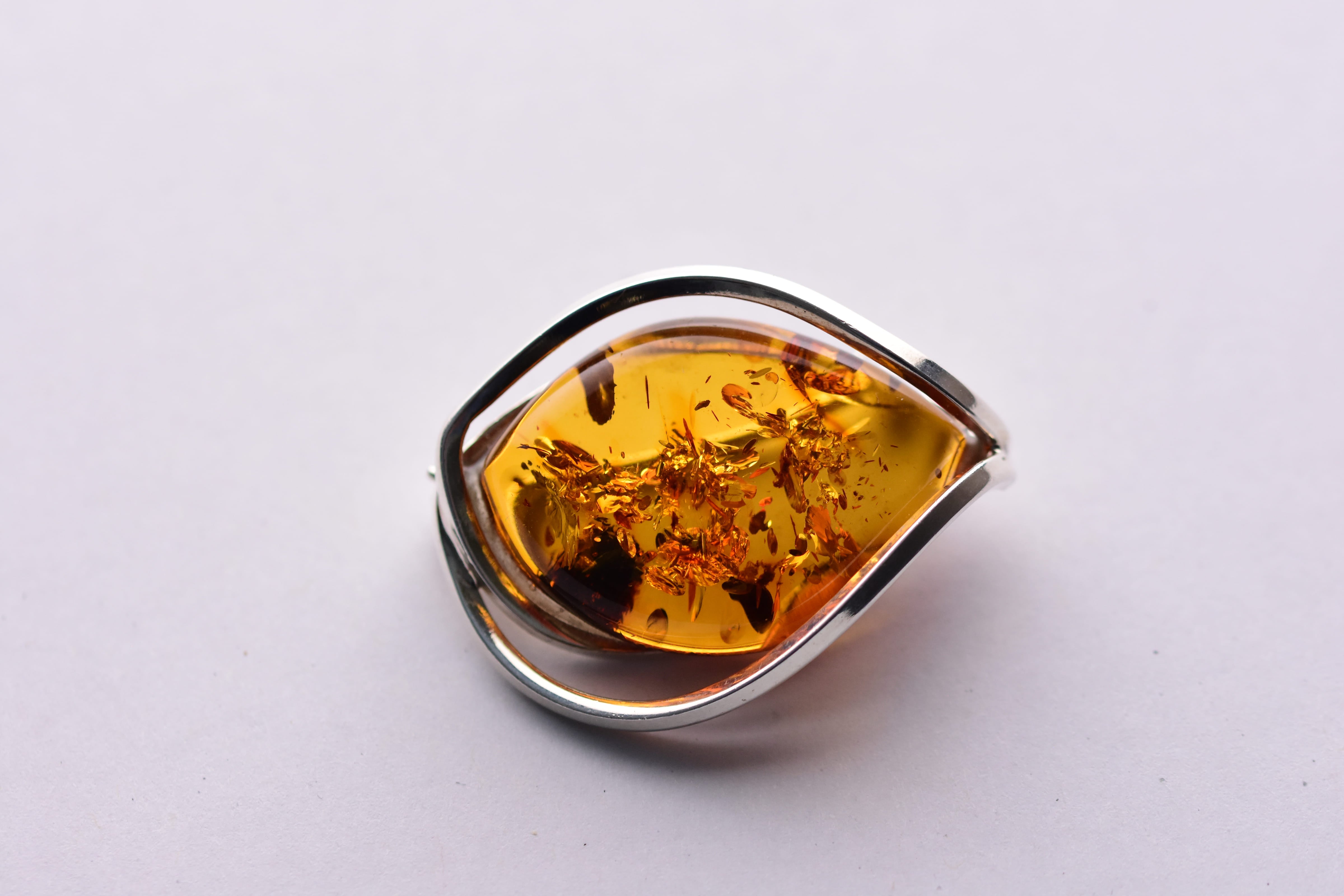 Lengyel borostyánkő bross ezüst foglalatban