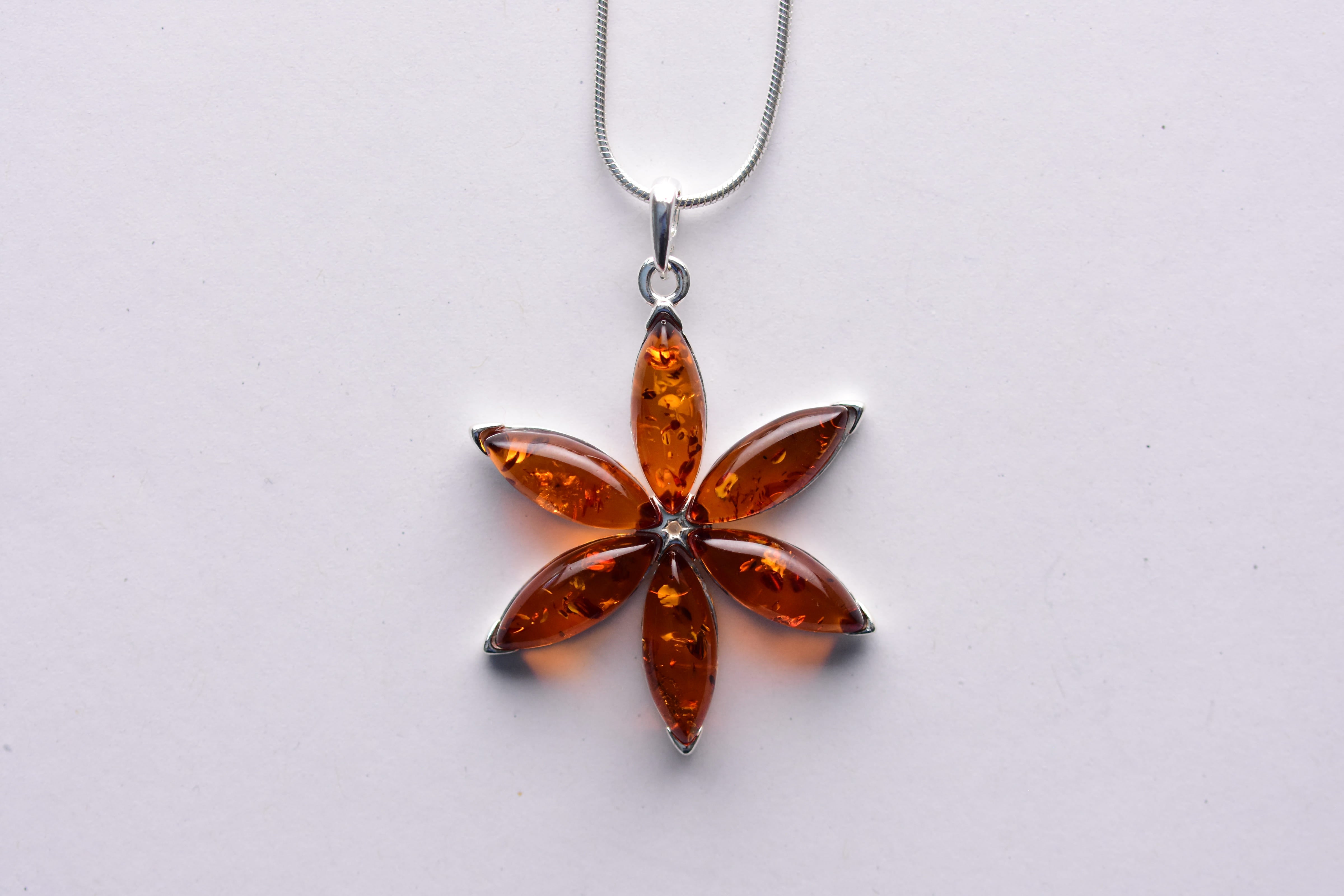 Lengyel borostyánkő medál ezüst foglalatban