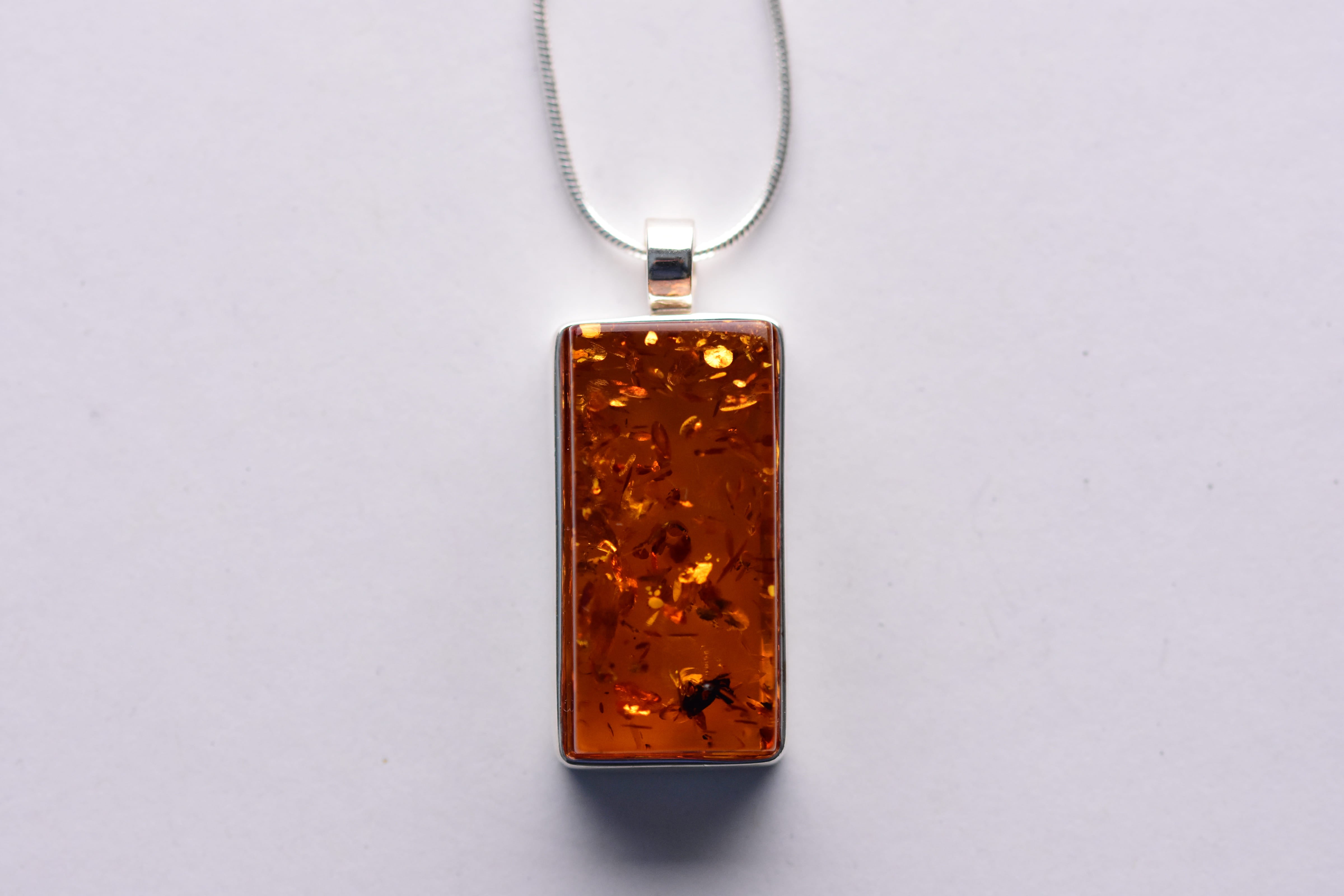 Lengyel borostyánkő medál ezüst foglalatban