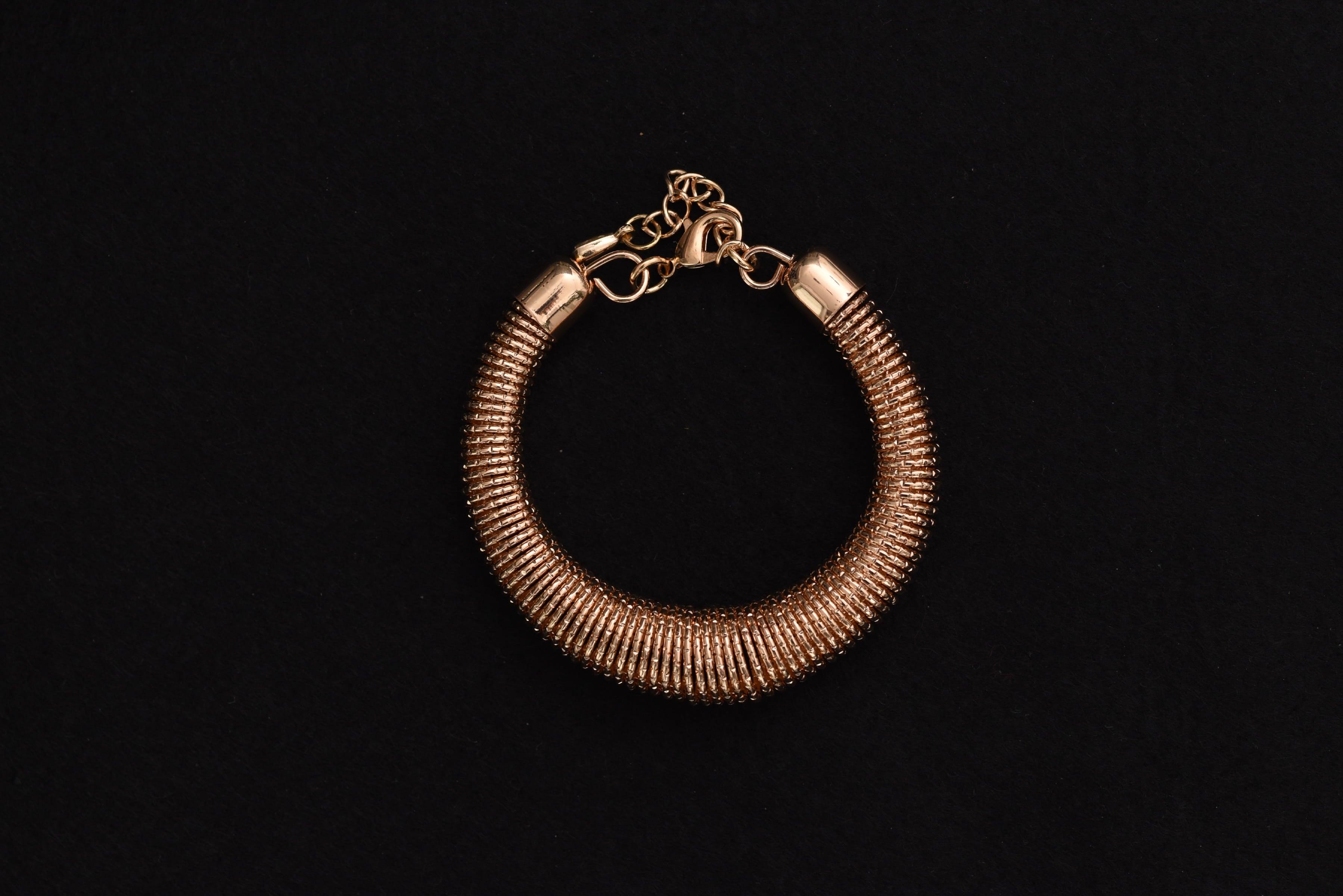 Dekoratív modern karkötő