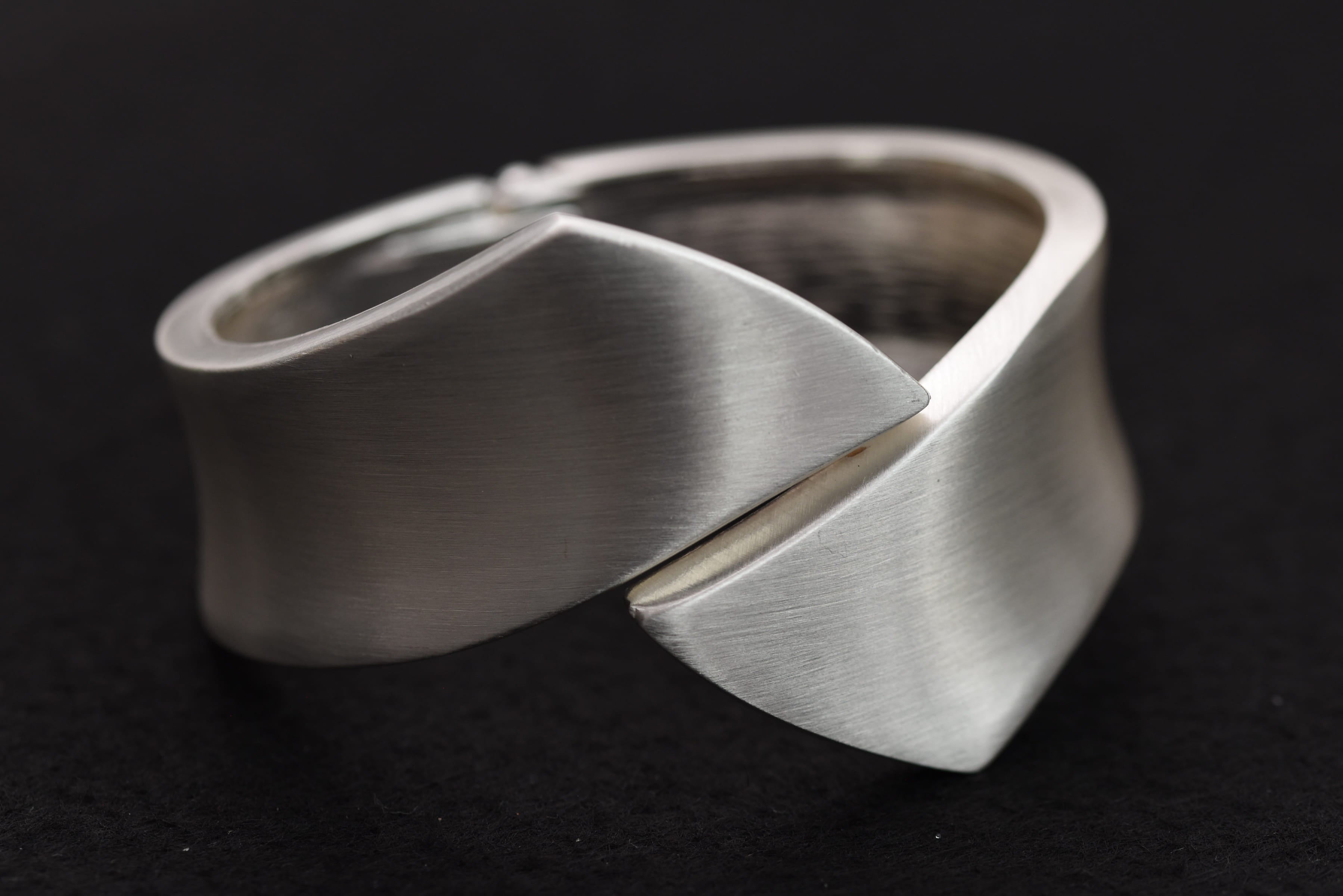 Dekoratív modern karkötő