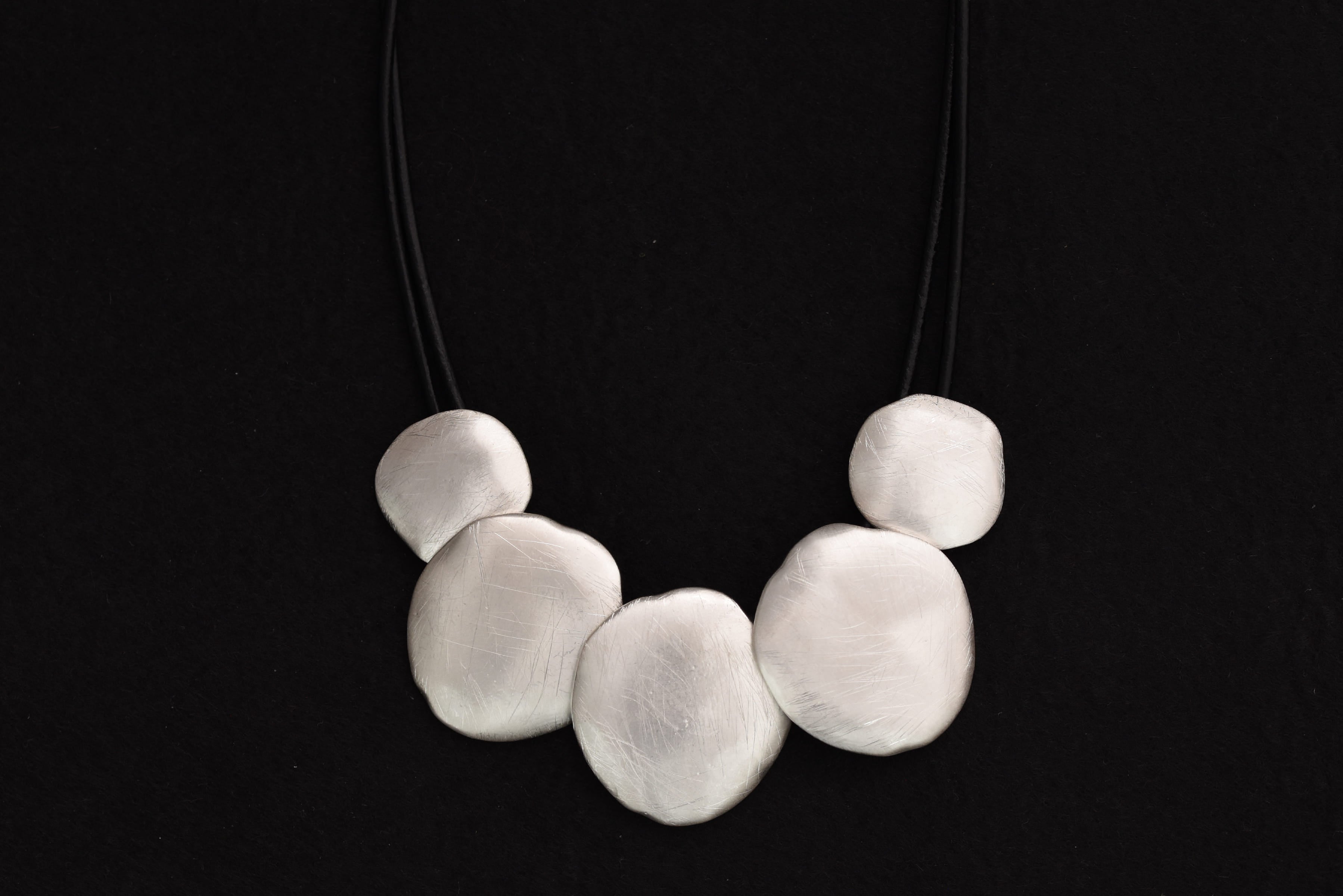 Dekoratív modern nyakék