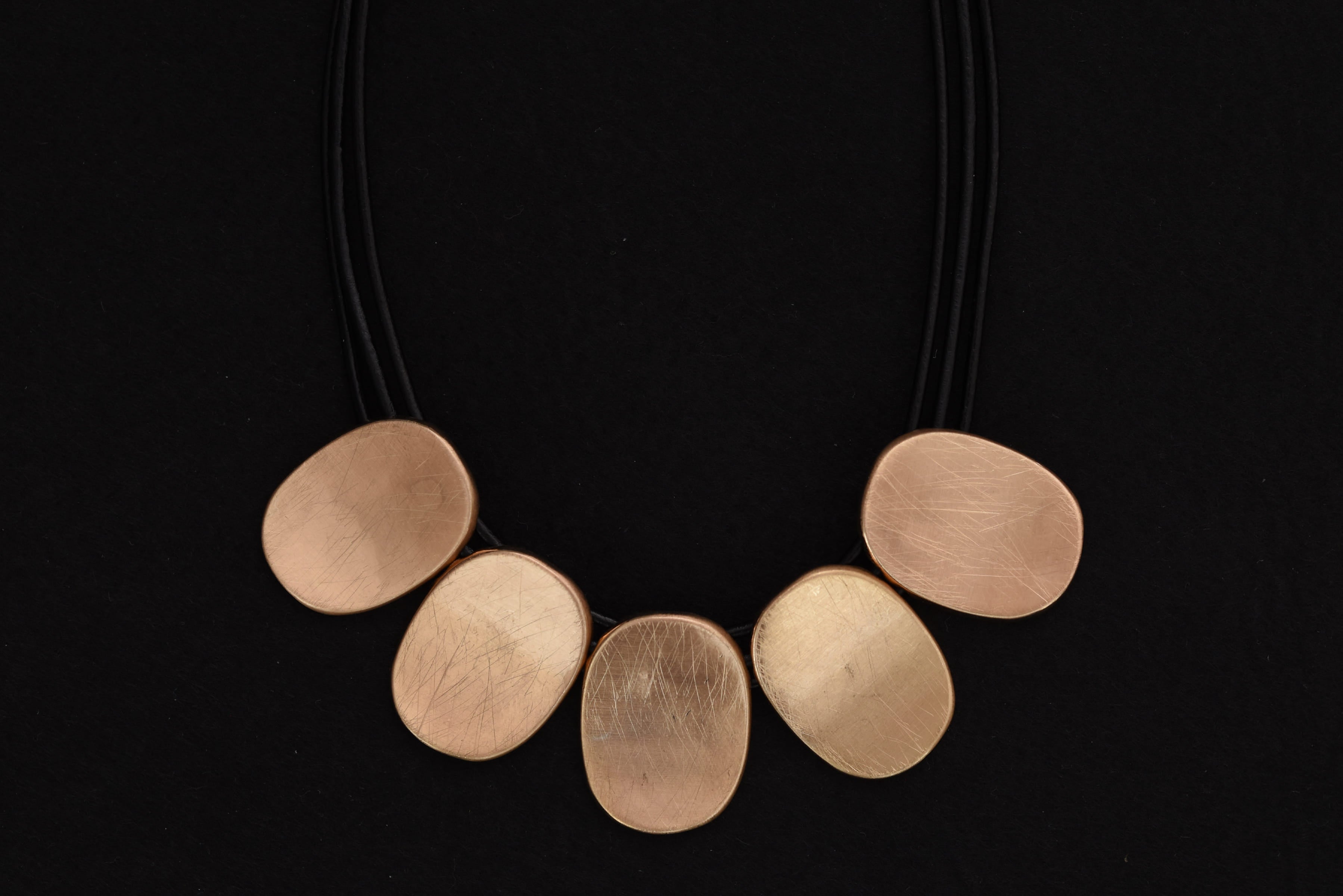 Dekoratív modern nyakék