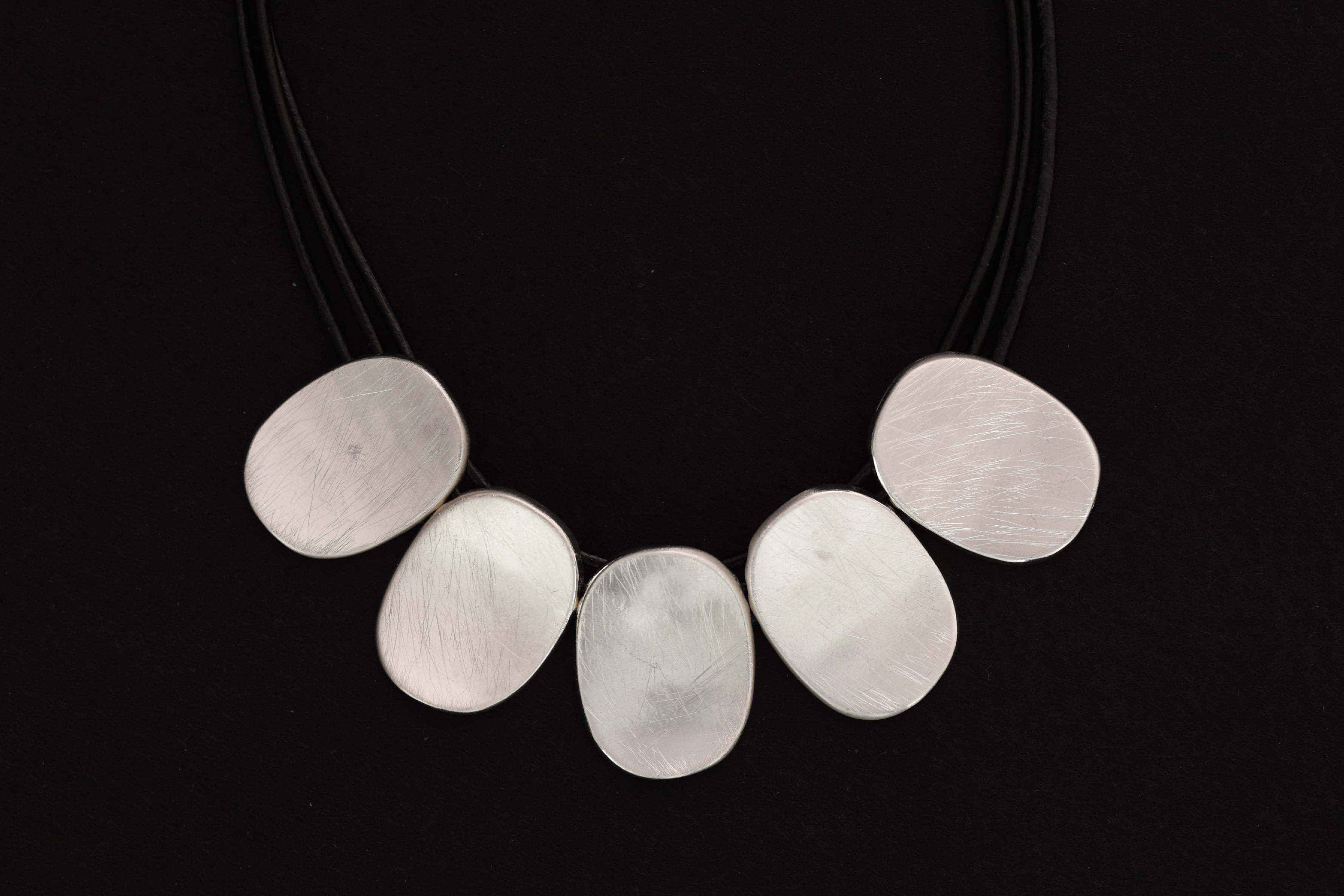 Dekoratív modern nyakék