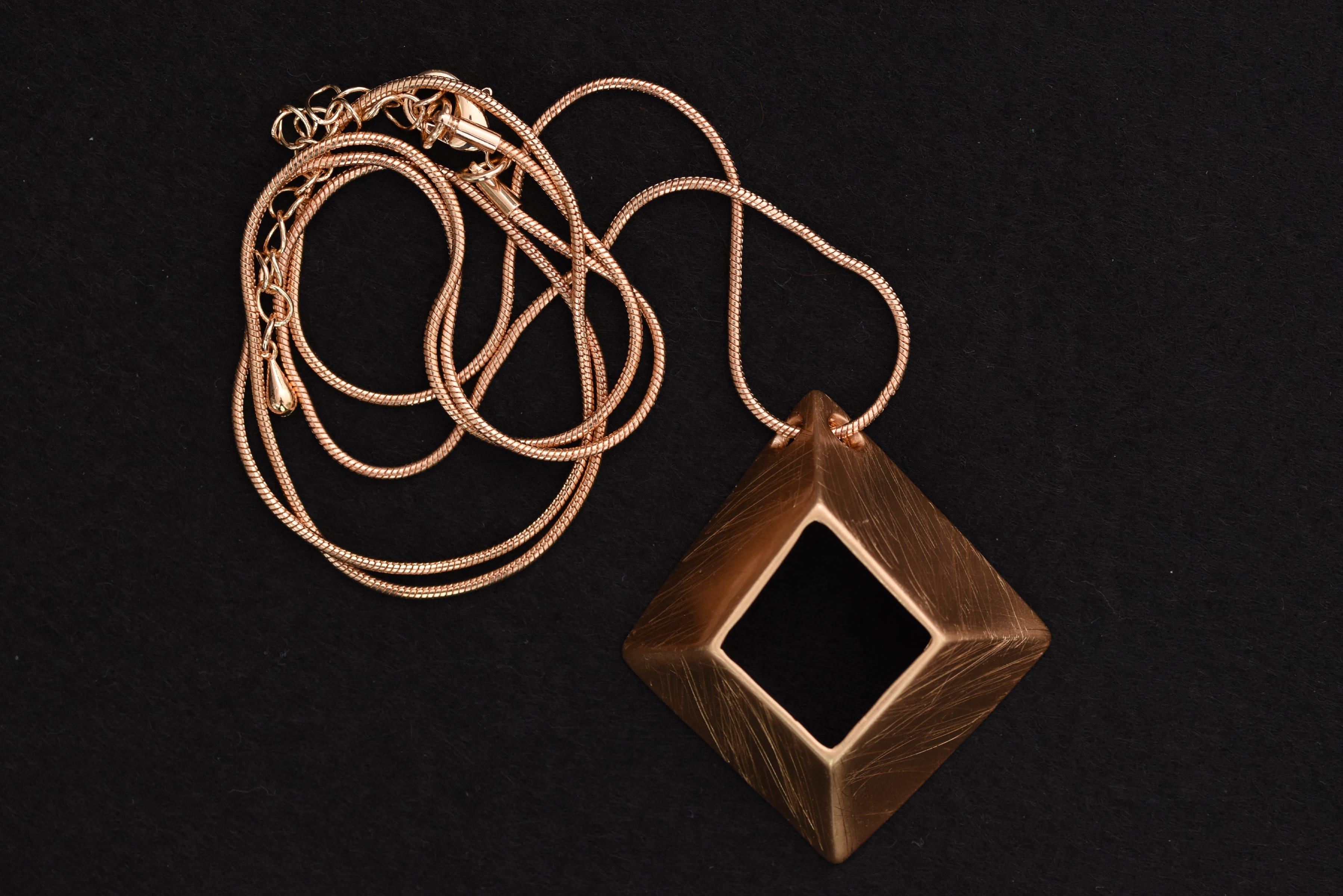 Dekoratív modern nyakék