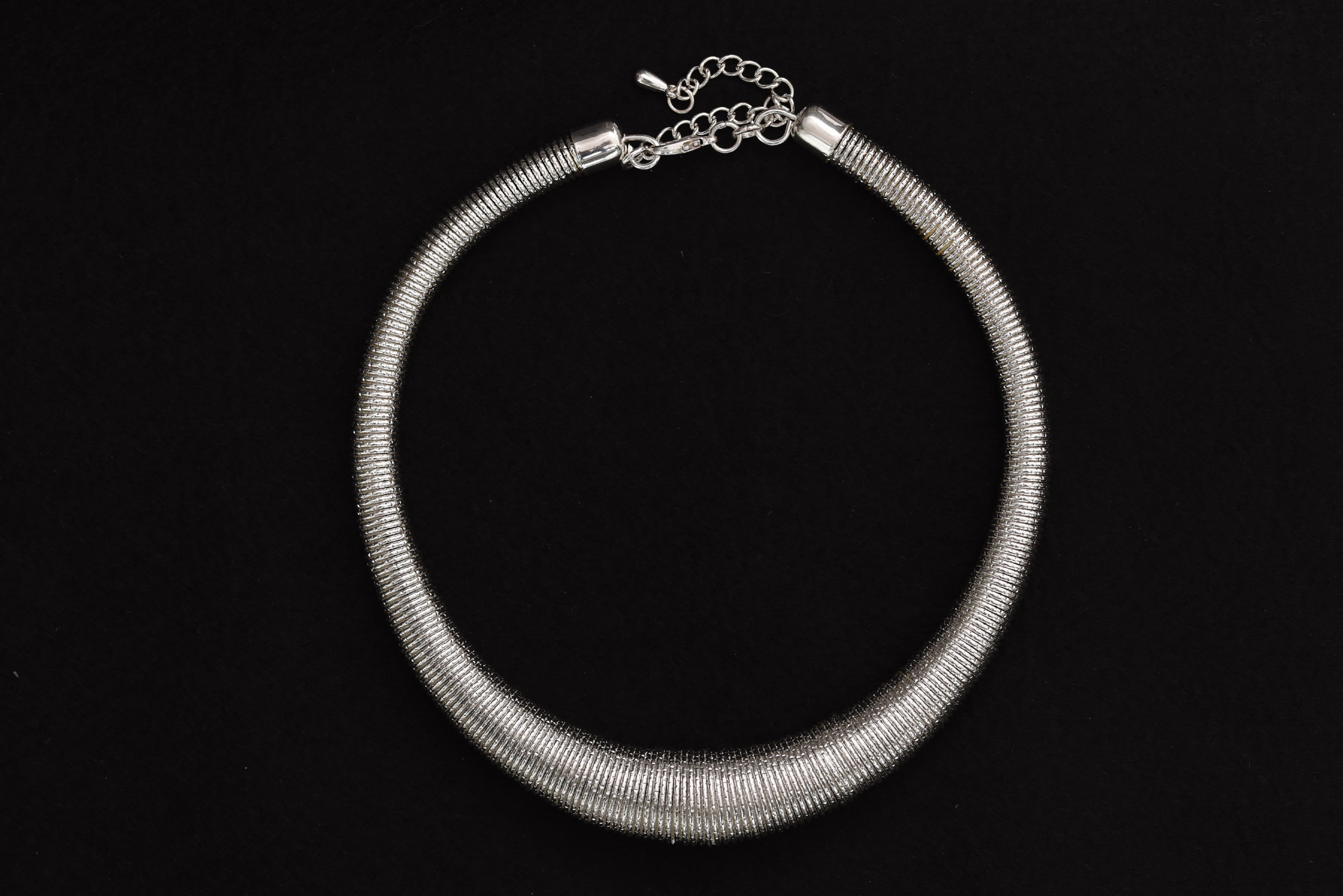 Dekoratív modern nyakék