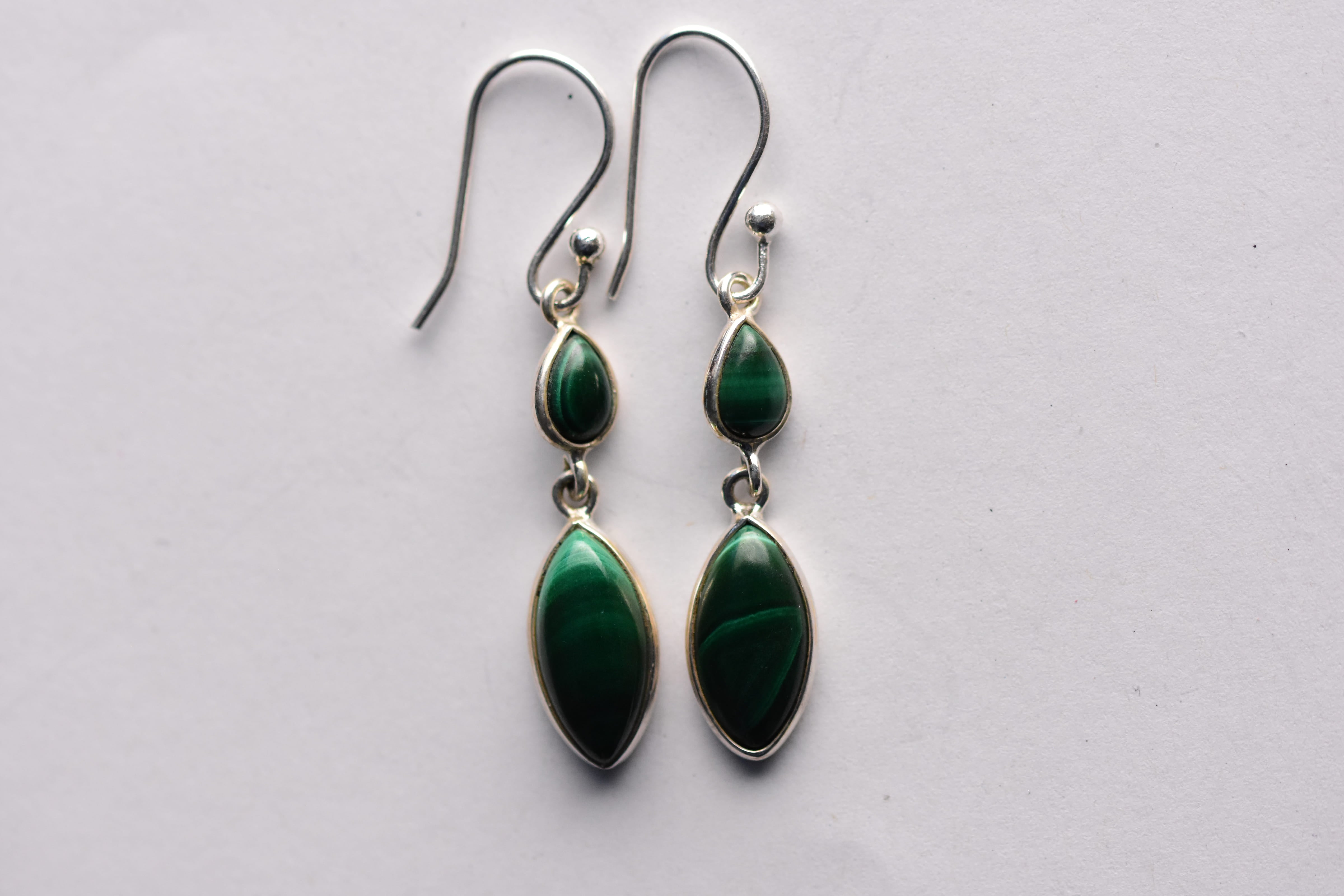 Malachit köves fülbevaló ezüst foglalatban