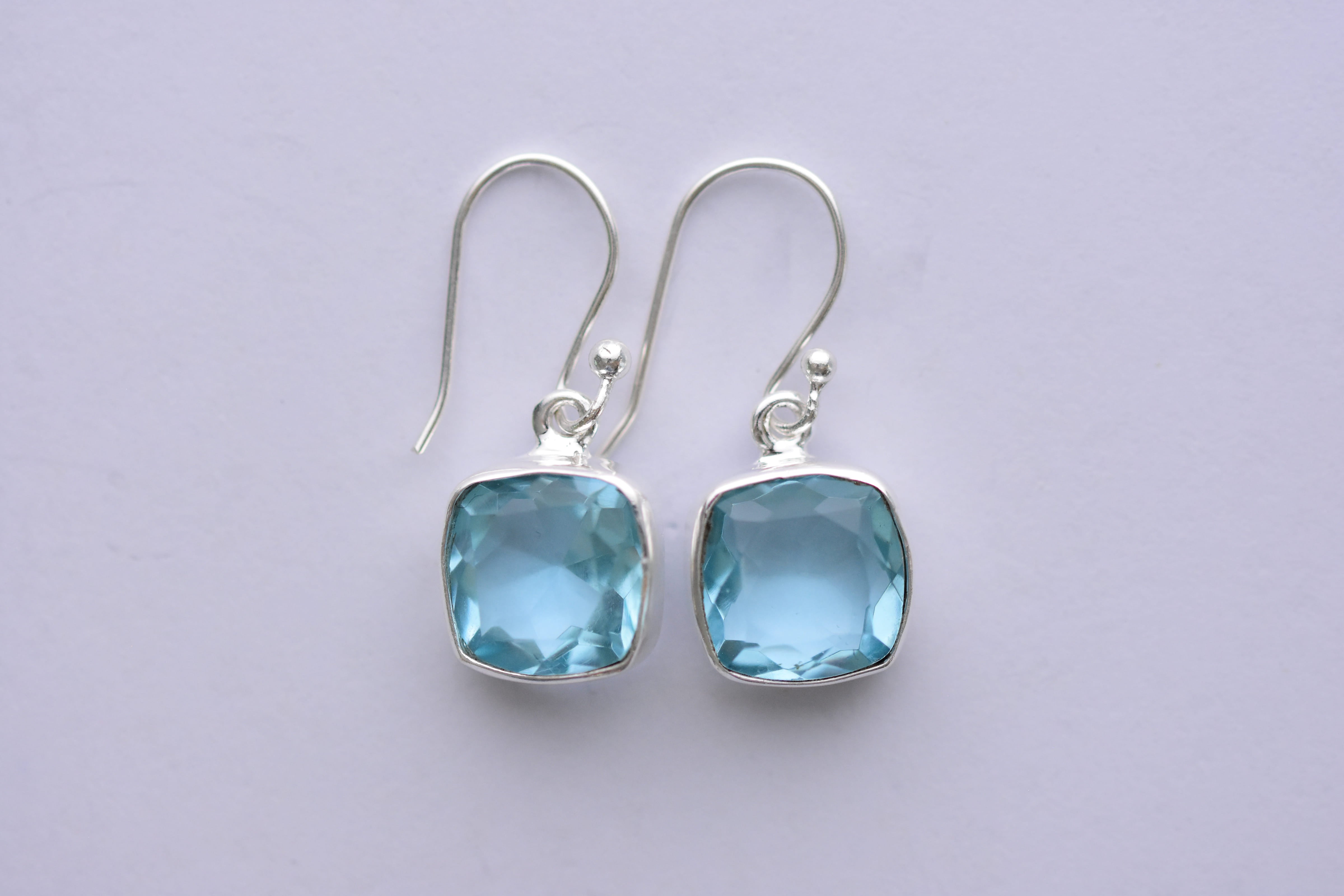 Kék topáz fülbevaló ezüst foglalatban