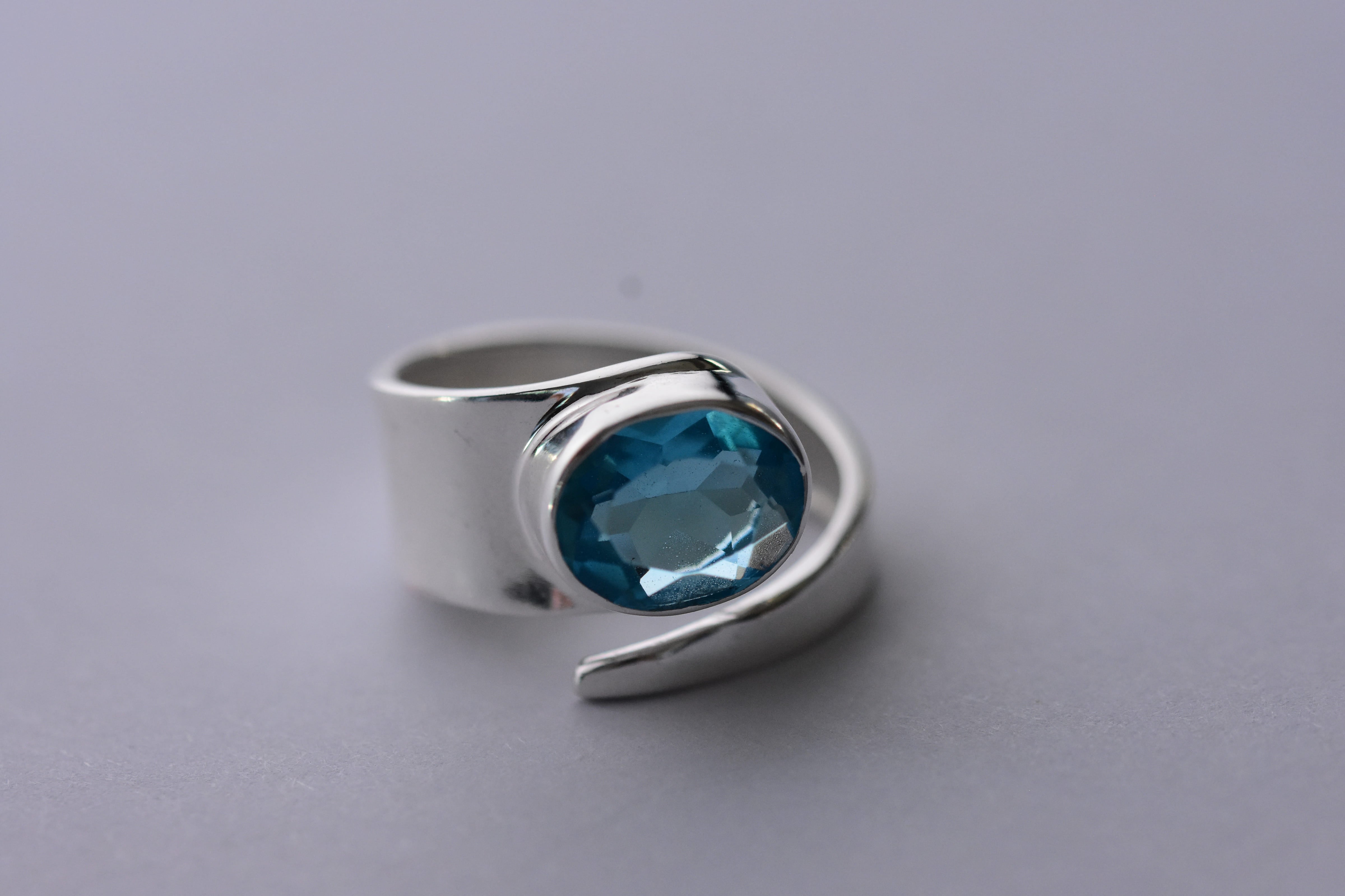 Kék topáz köves gyűrű ezüst foglalatban