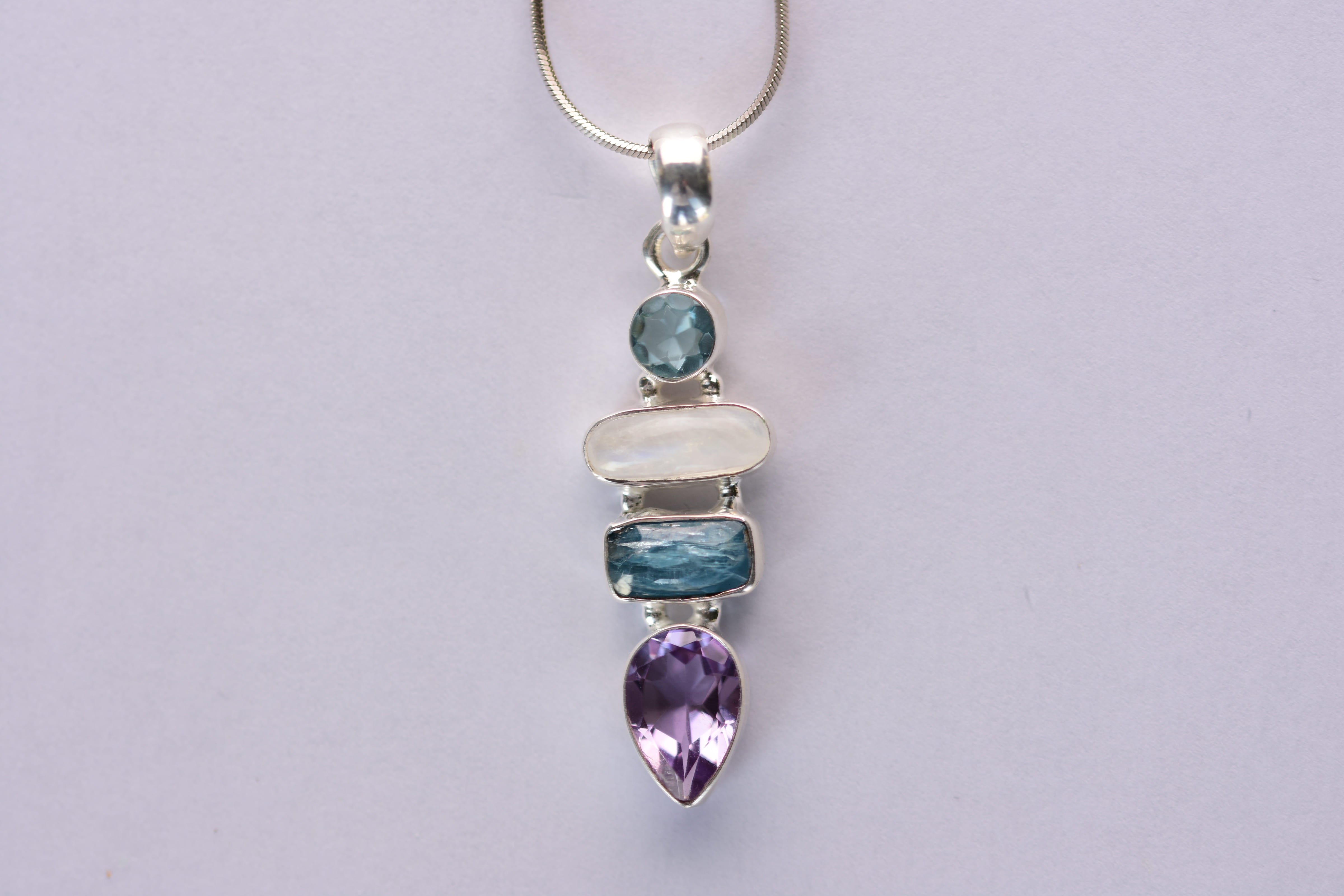 Ametiszt, kianit, holdkő és topáz köves medál ezüstbe foglalva
