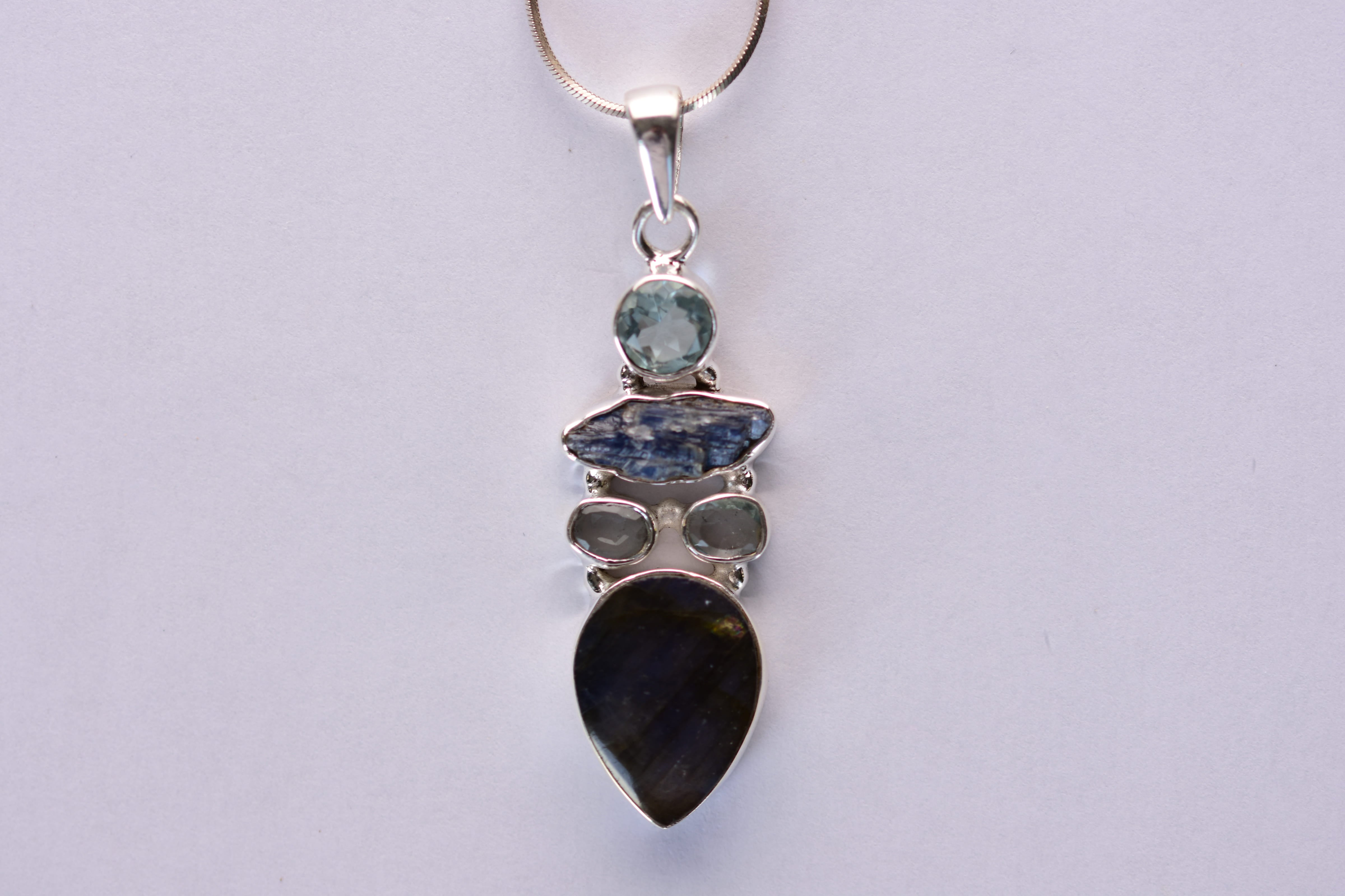 Topáz, kianit és labradorit köves medál ezüst foglalatban