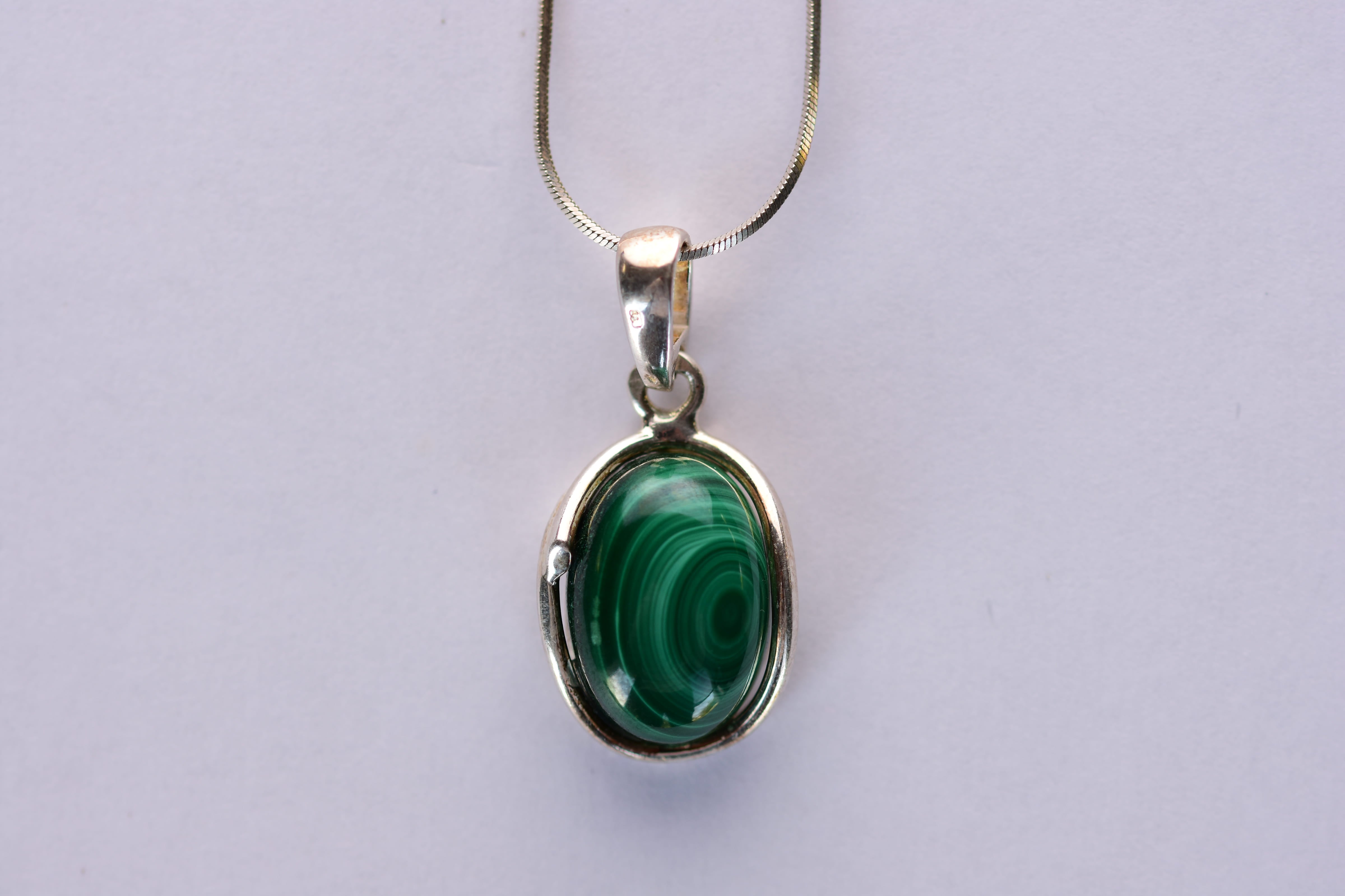 Malachit köves medál ezüstbe foglalva
