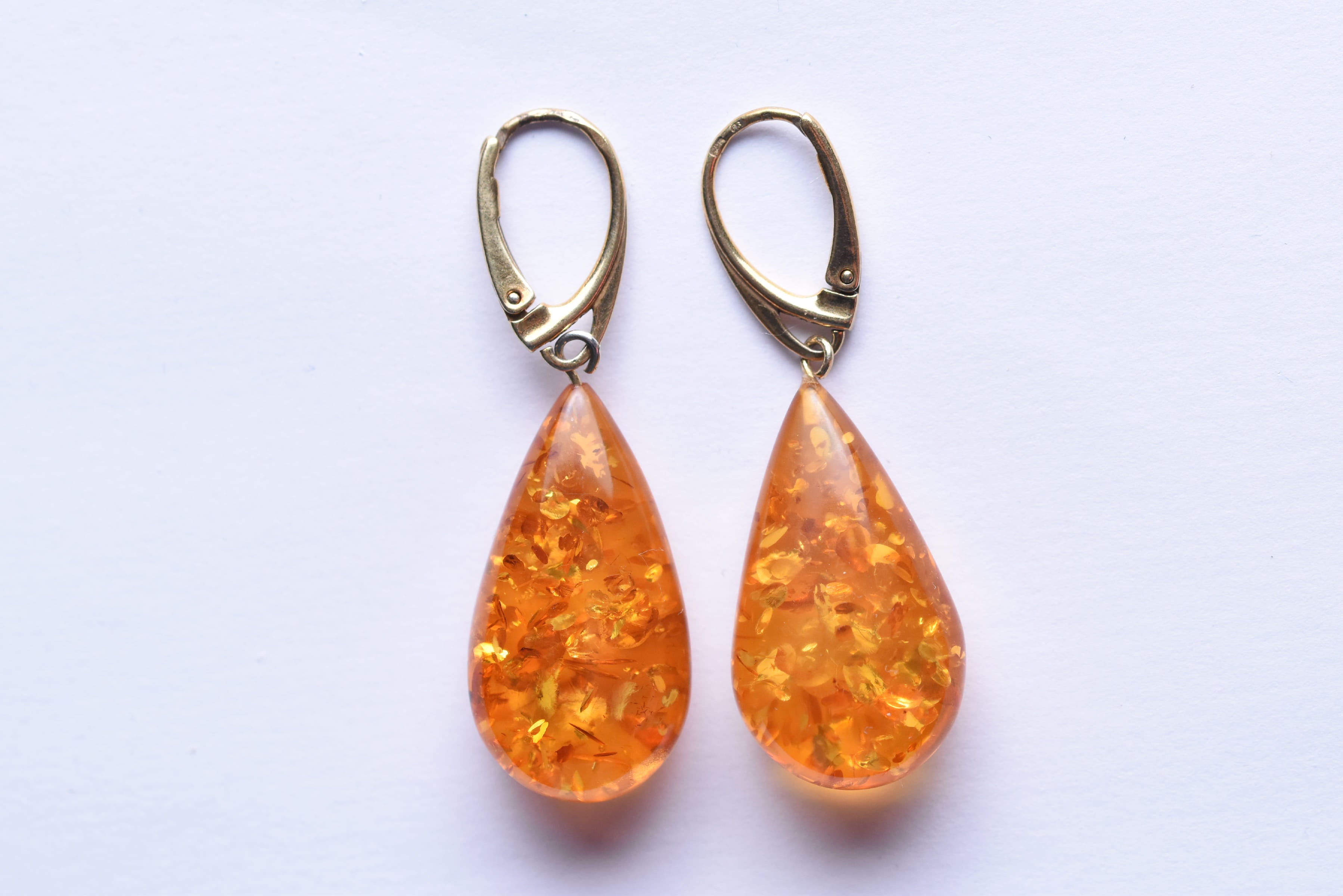 Lengyel borostyán fülbevaló aranyozott ezüsttel kombinálva