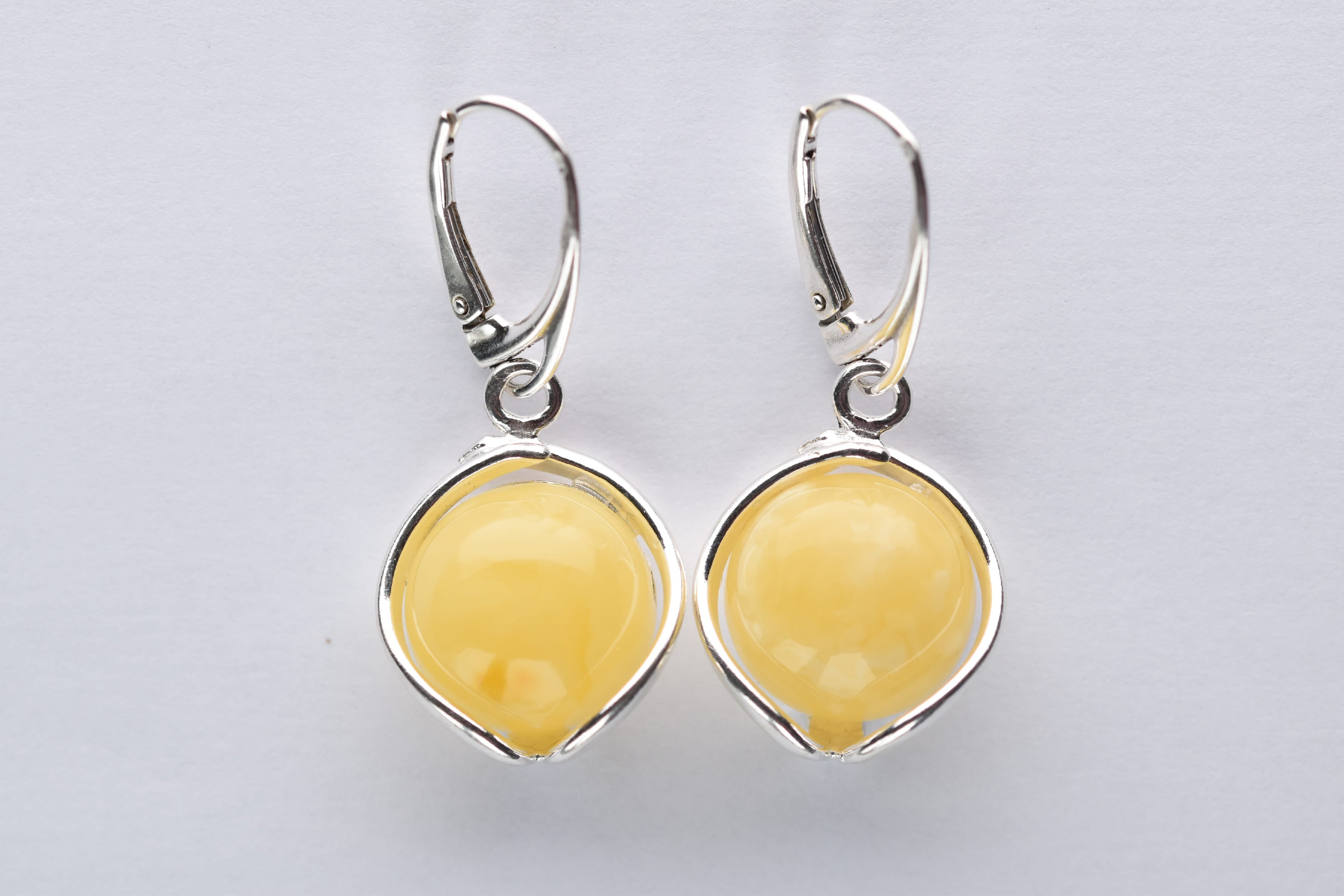 Lengyel borostyánkő fülbevaló ezüst foglalatban