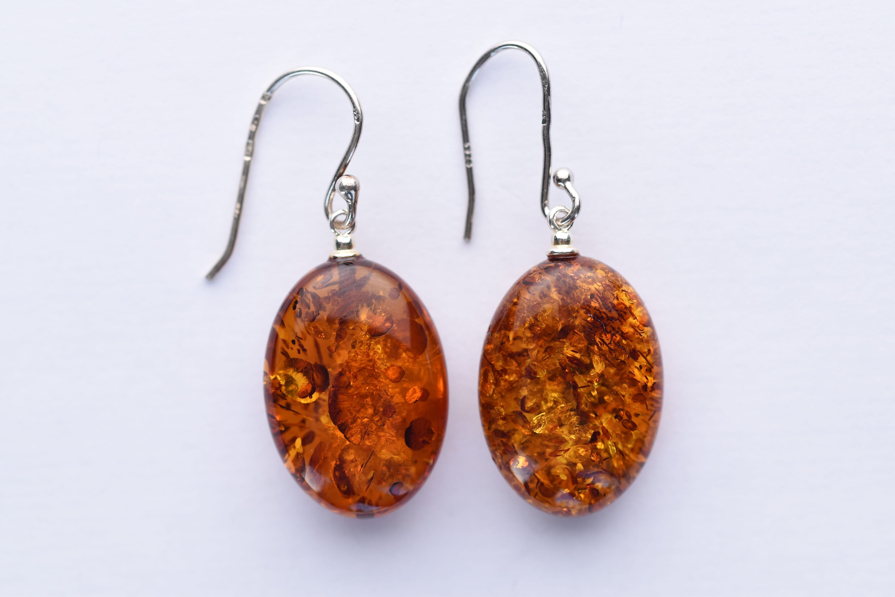 Lengyel borostyán köves fülbevaló ezüsttel kombinálva