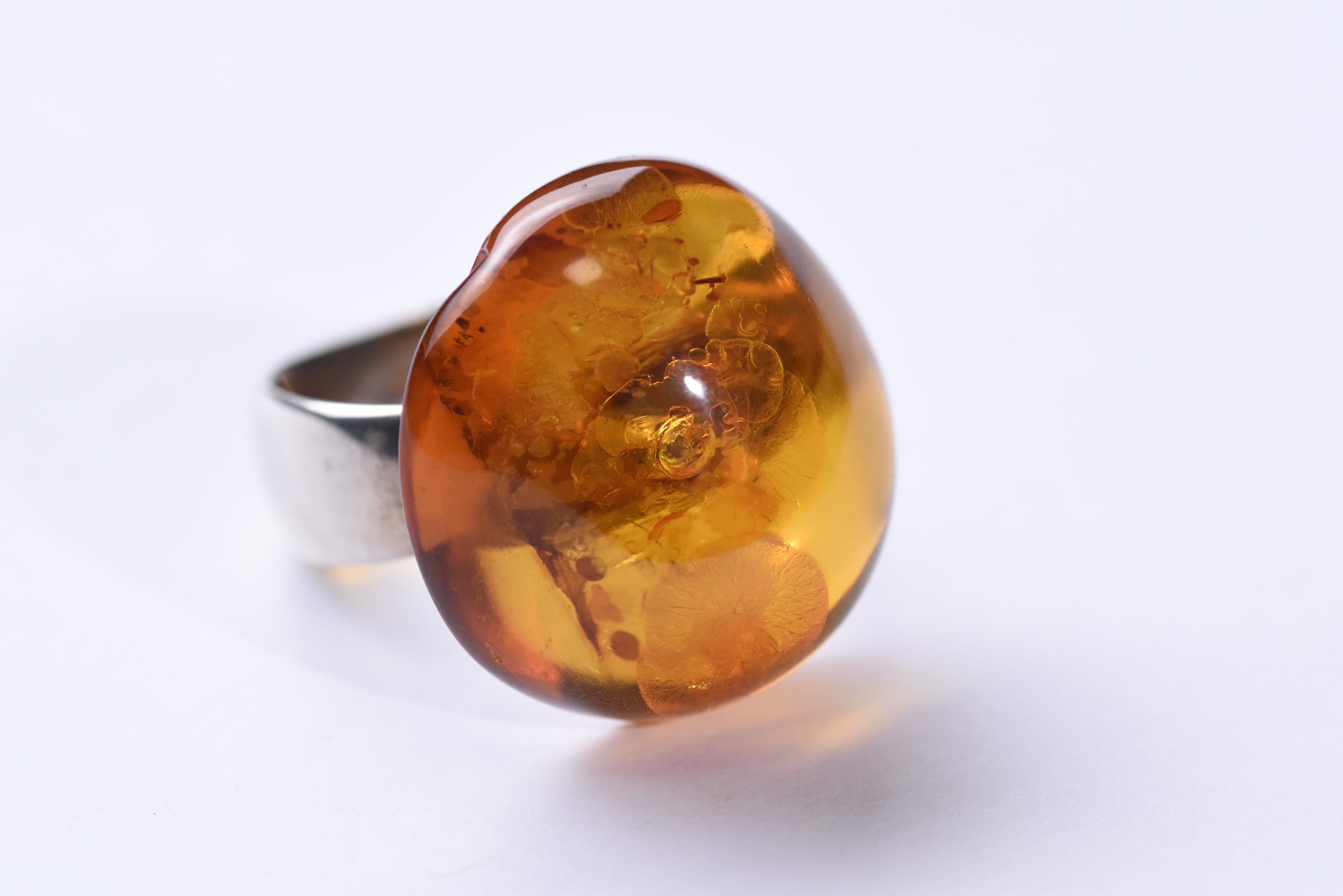 Lengyel borostyánkő gyűrű ezüsttel kombinálva