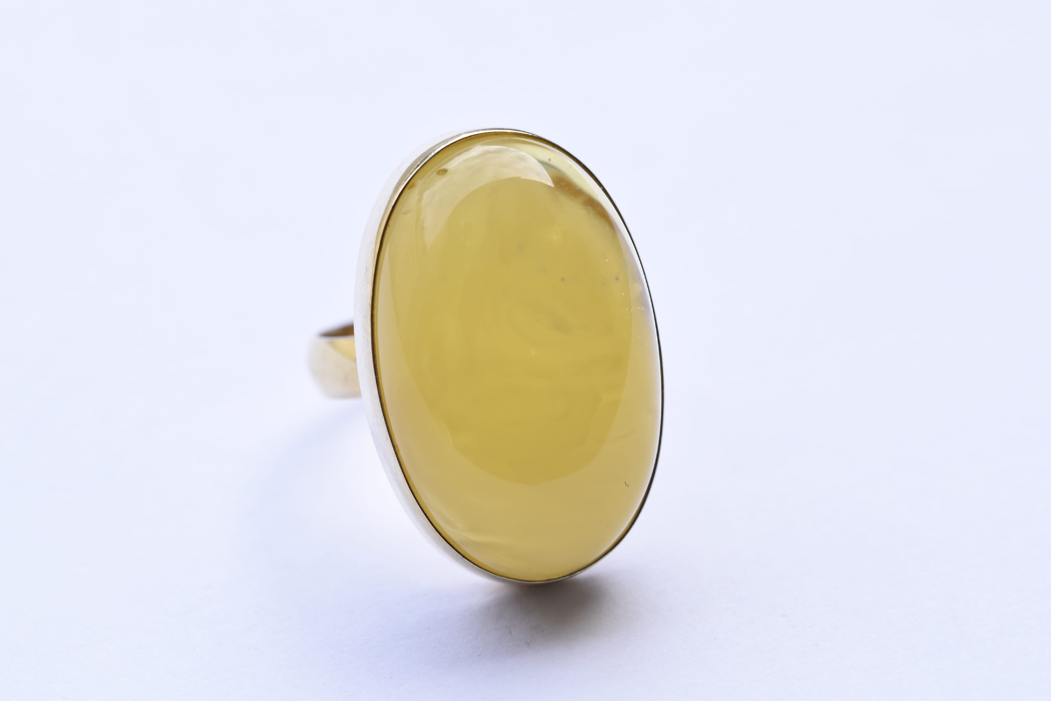 Lengyel borostyánkő gyűrű aranyozott ezüstbe foglalva