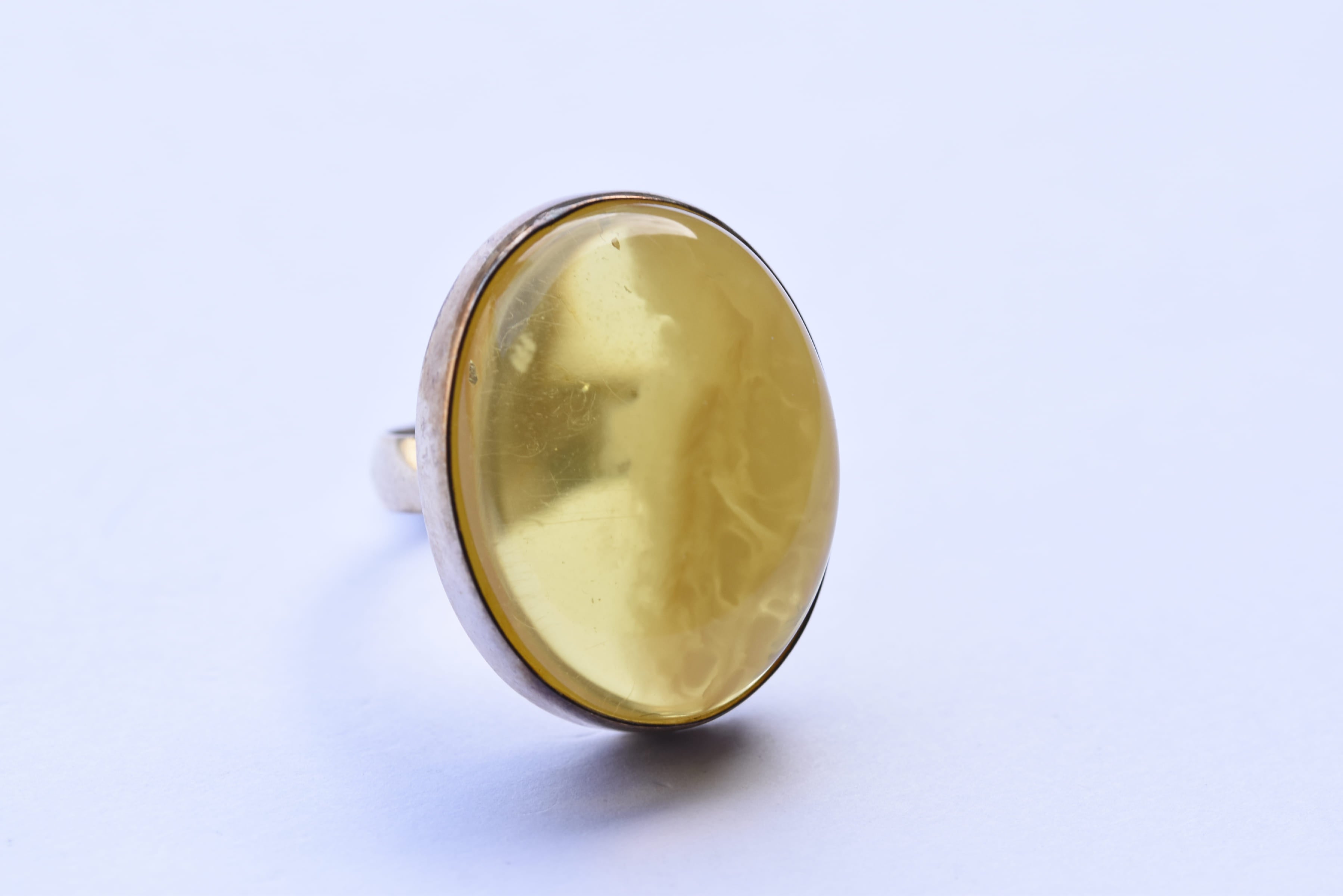 Lengyel borostyánkő gyűrű aranyozott ezüstbe foglalva