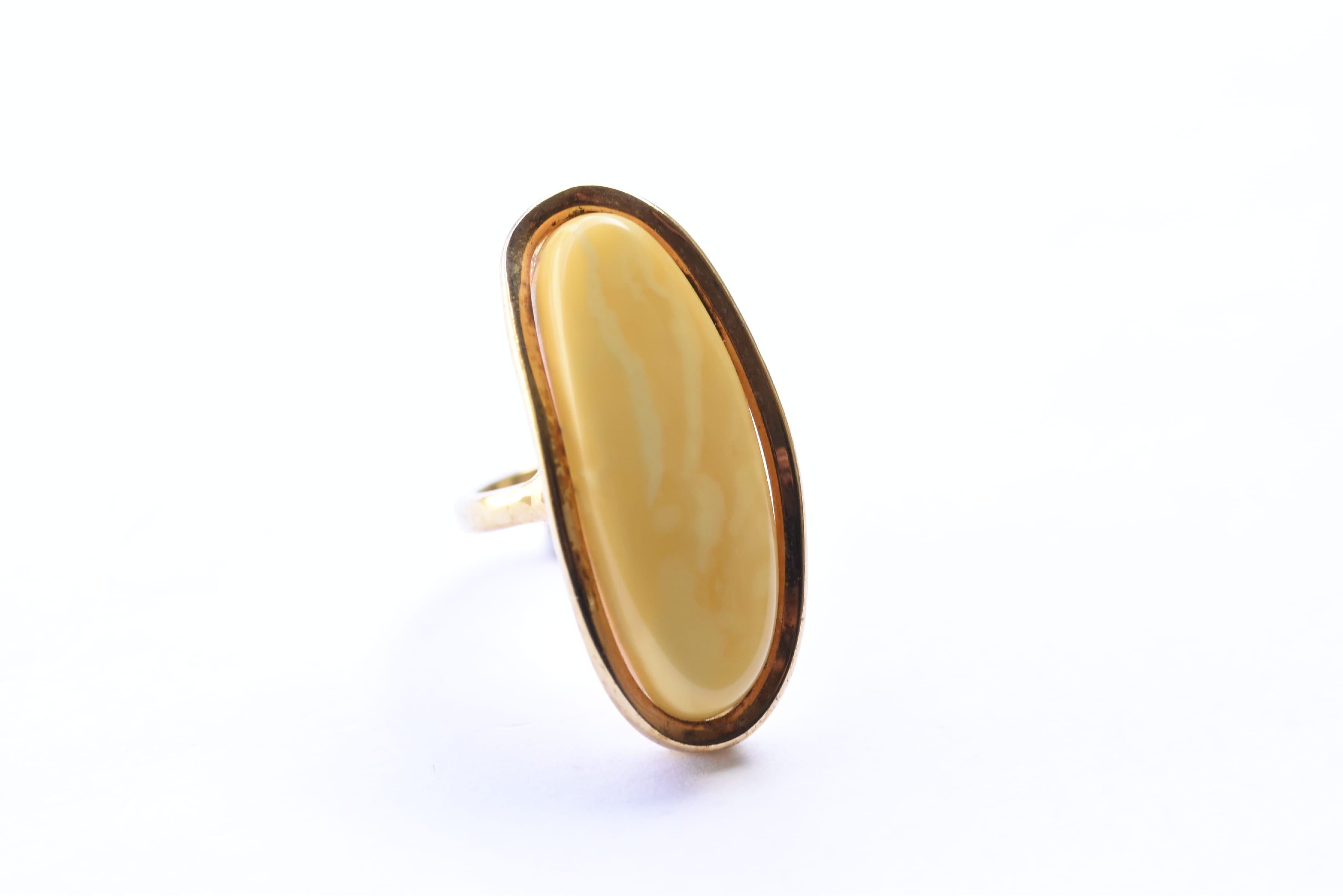 Lengyel borostyánkő gyűrű aranyozott ezüstbe foglalva