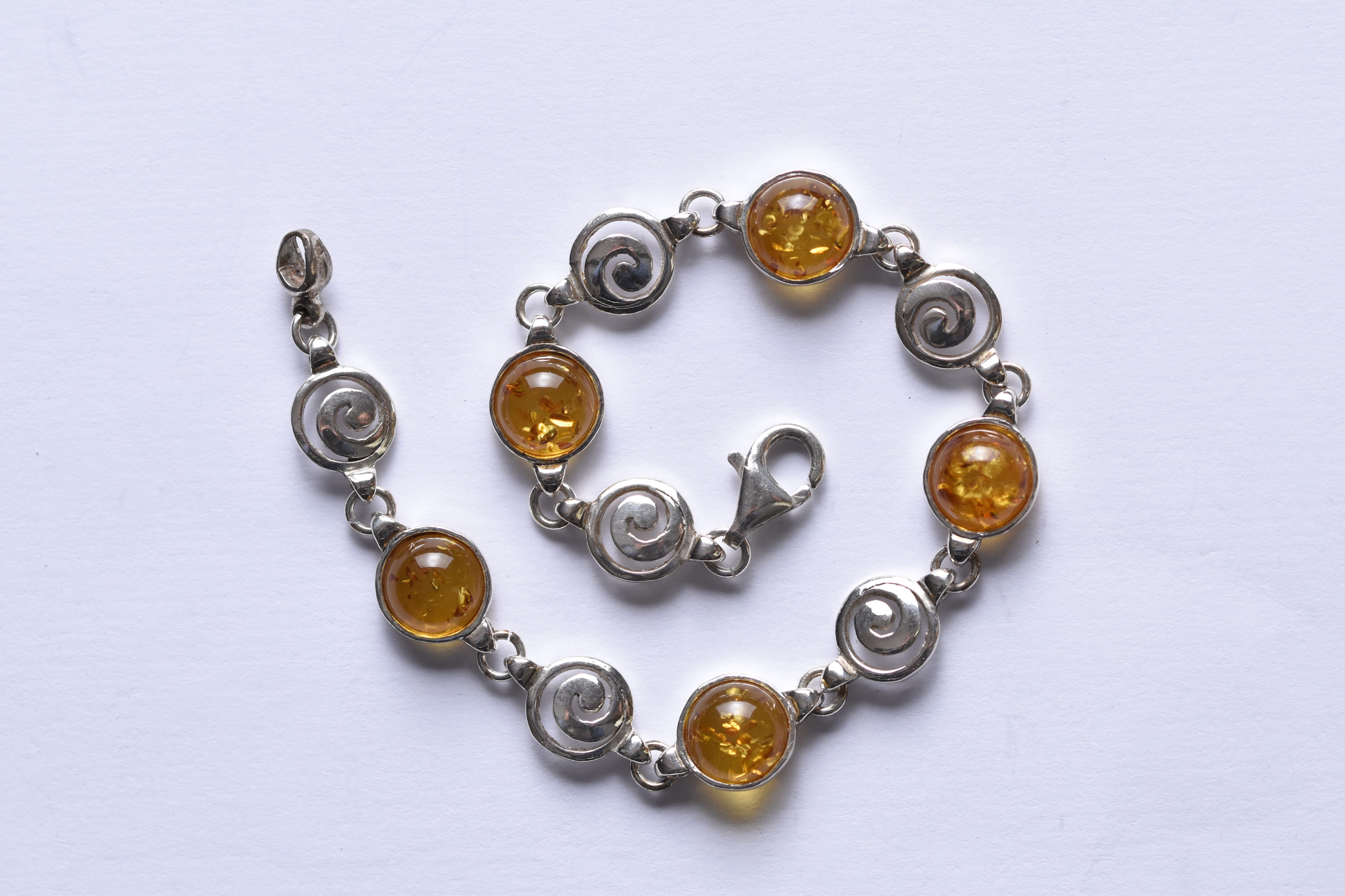 Lengyel borostyánkő karkötő ezüst foglalatban