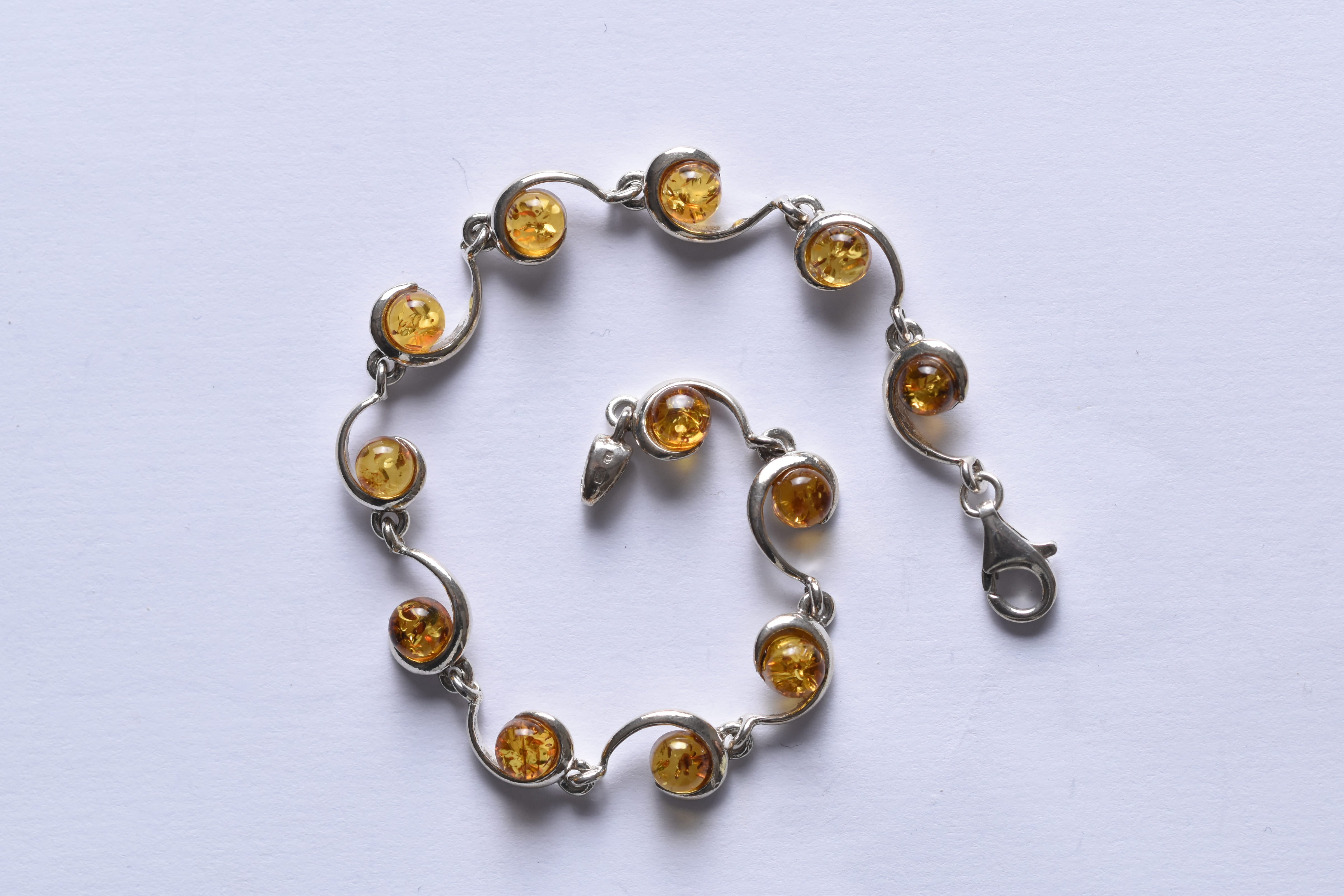 Lengyel borostyánkő karkötő ezüst foglalatban