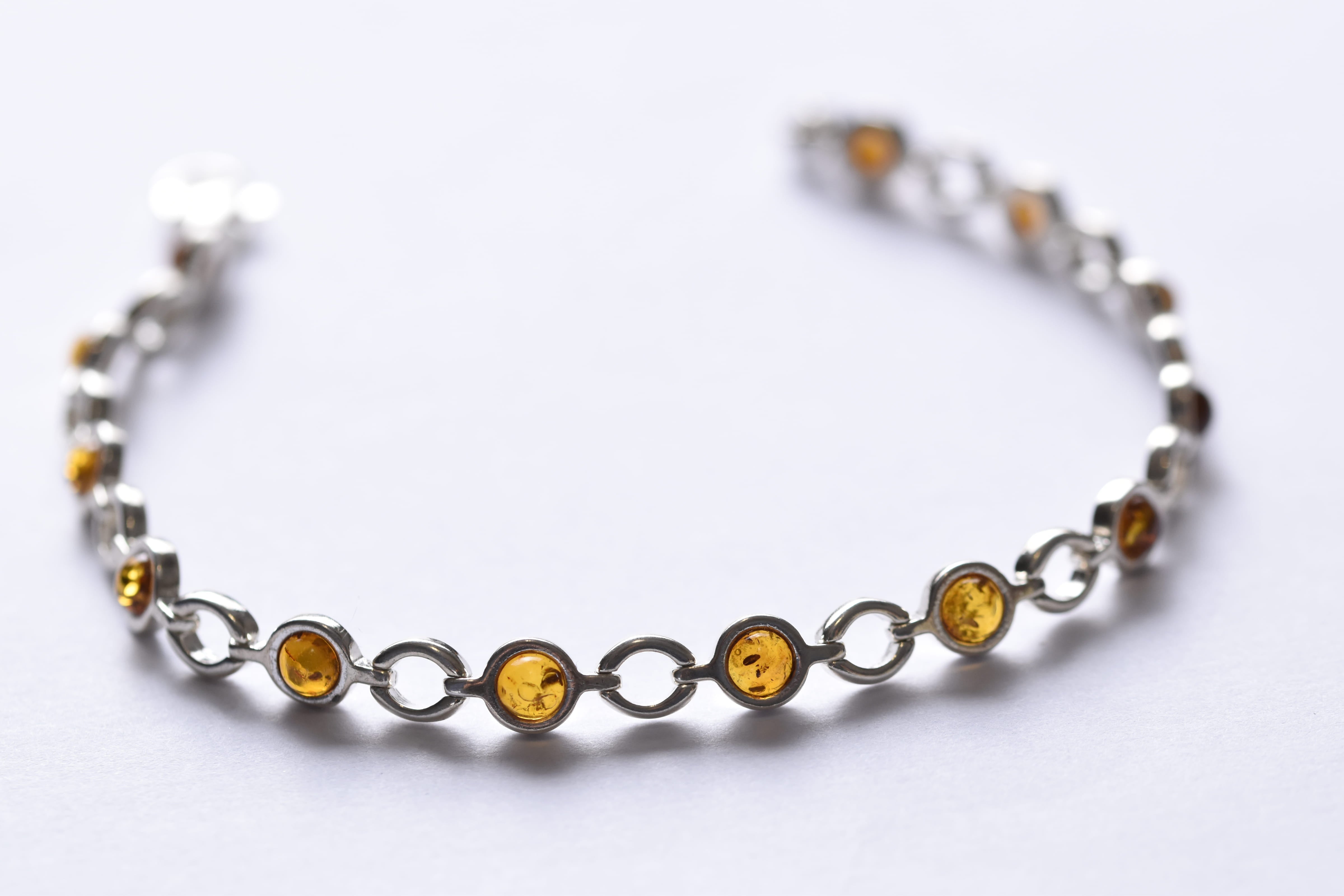 Lengyel borostyánkő karkötő ezüst foglalatban