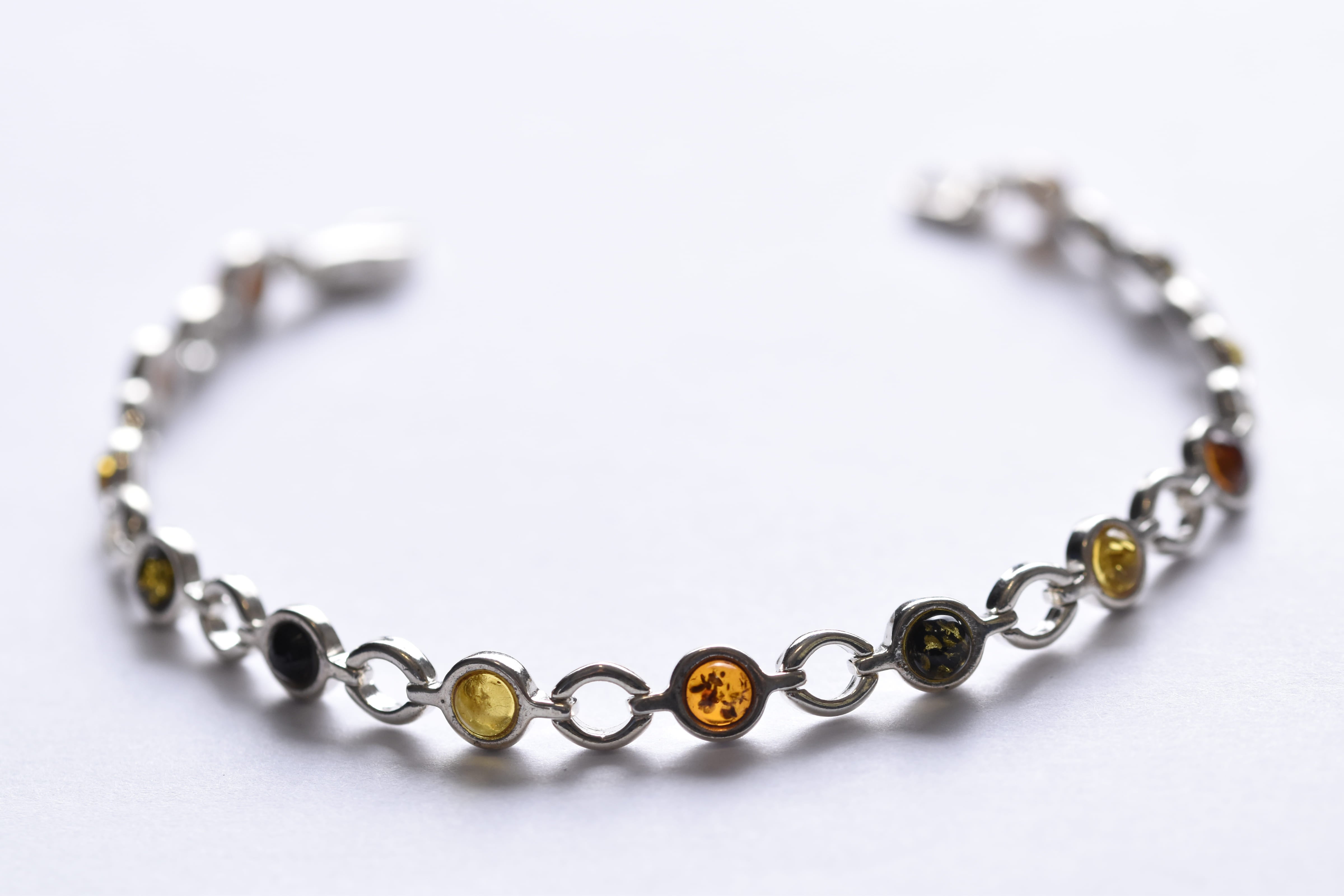 Lengyel borostyánkő karkötő ezüst foglalatban