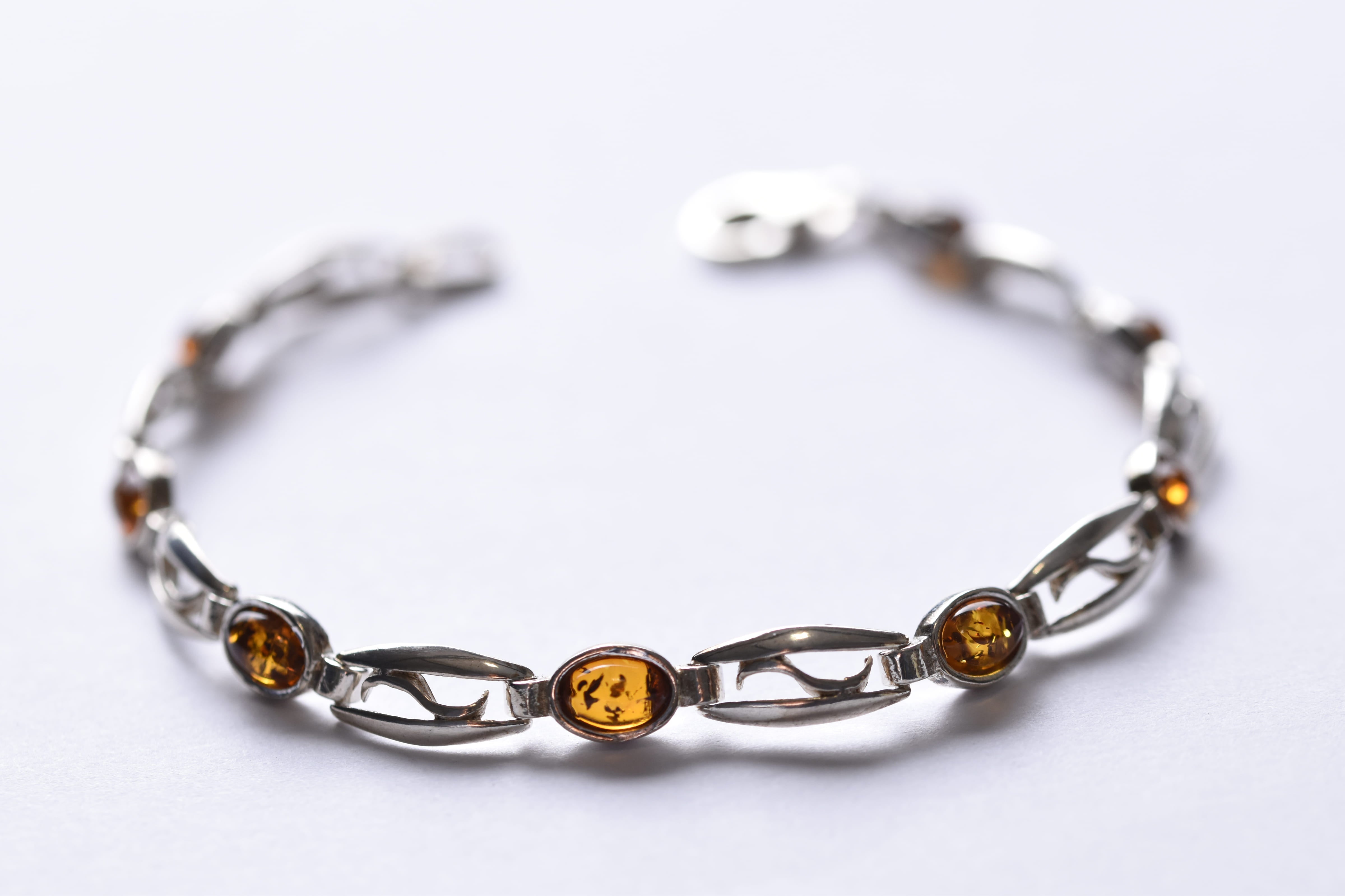 Lengyel borostyánkő karkötő ezüst foglalatban